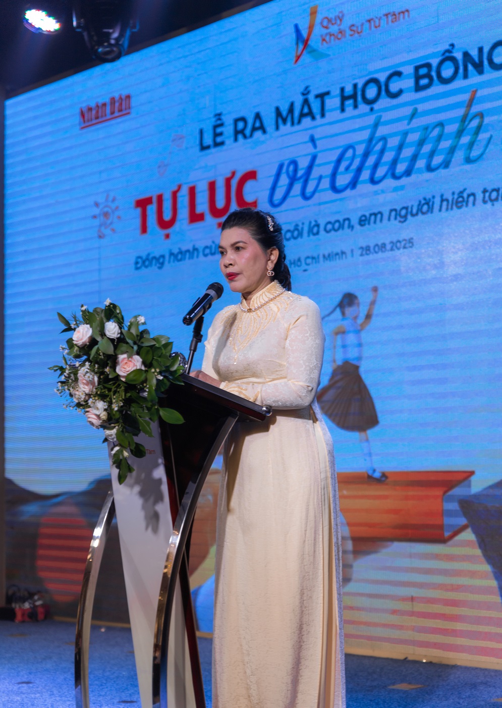 Bà Đặng Thị Kim Oanh - Chủ tịch Hội đồng quản lý Quỹ Khởi Sự Từ Tâm và Chủ tịch HĐQT Kim Oanh Group - phát biểu tại lễ ra mắt học bổng “Tự lực vì chính tôi” - Ảnh: Thùy Dương