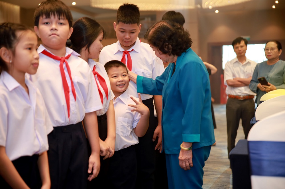 Bà Trương Mỹ Hoa - nguyên Phó Chủ tịch nước trò chuyện với các học sinh nhận học bổng - Ảnh: Thùy Dương