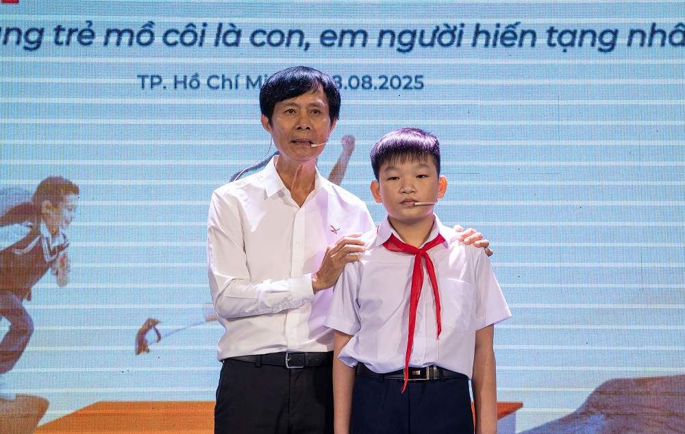 Em Nguyễn Hải Đăng Khoa - con của người cha hiến tạng cứu sống 7 người khiến mọi người xúc động - Ảnh: Thùy Dương