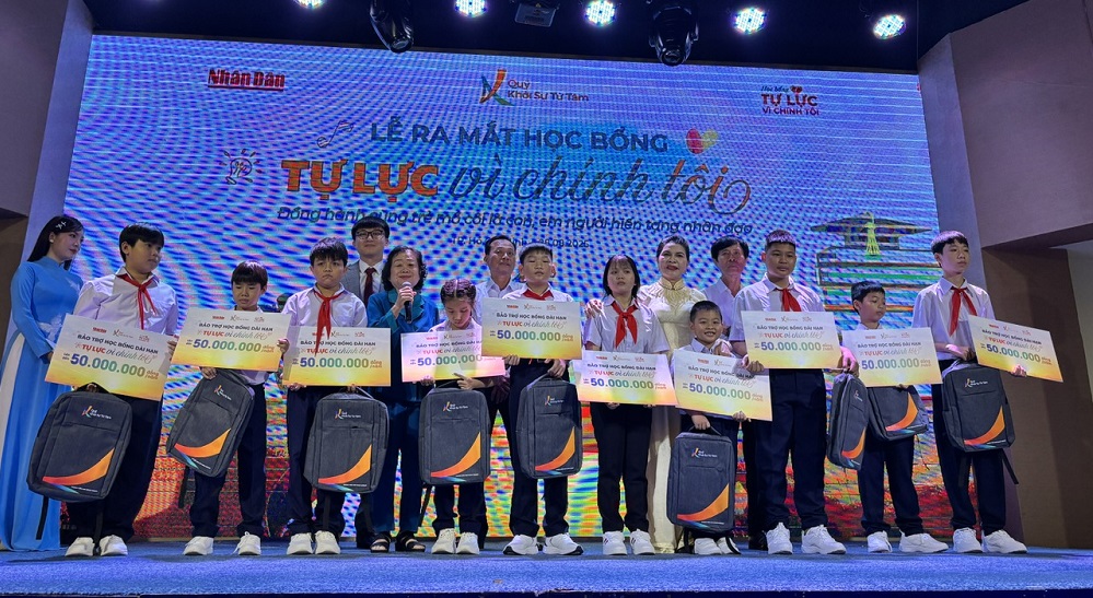 10 học sinh là con em những người hiến tạng được nhận học bổng, bảo trợ đi học đến năm 18 tuổi - Ảnh: Thùy Dương