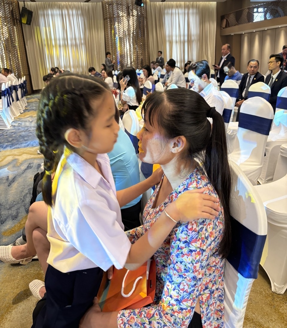 Bé Lê Ngọc Huyền My an ủi mẹ khi nhớ về người cha trụ cột đã hiến tạng cứu sống 8 người - Ảnh: Thùy Dương
