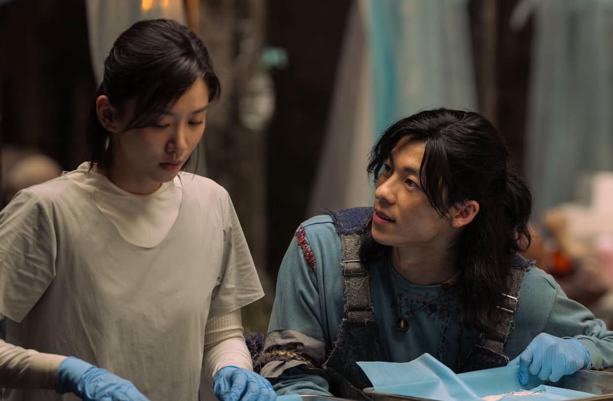 Viên Lễ Lâm (trái) và Hứa Quang Hán (phải) trong phim (Ảnh: Lotte Cinema)