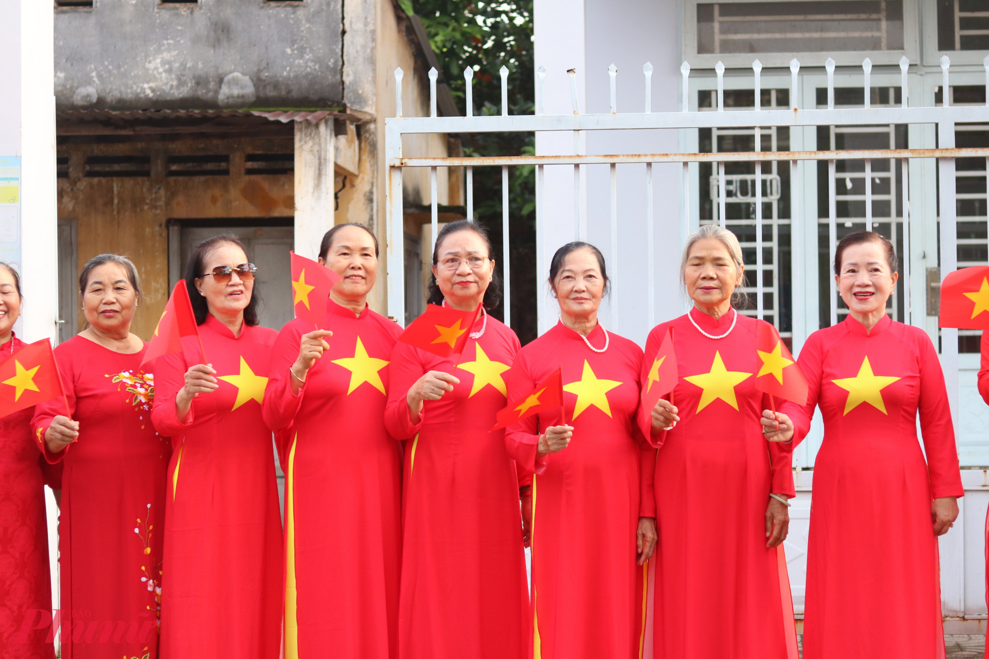 Những gương mặt rạng rỡ cùng tề tựu trong ngày vui - Ảnh: Mẫn Nhi