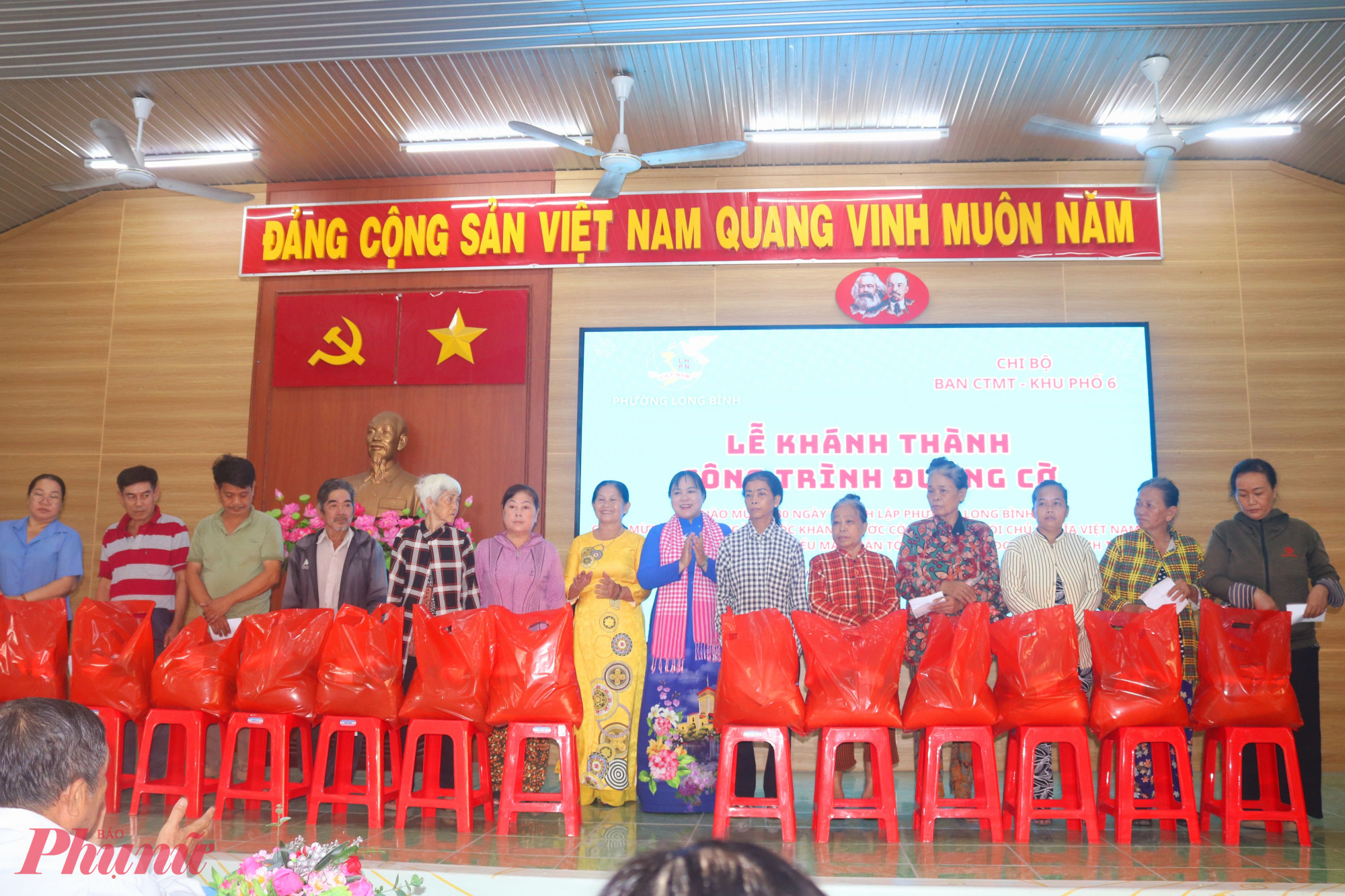 Hội LHPN phường Long Bình trao quà từ chương trình Vòng tay yêu thương cho phụ nữ có hoàn cảnh khó khăn trên địa bàn - Ảnh: Mẫn Nhi