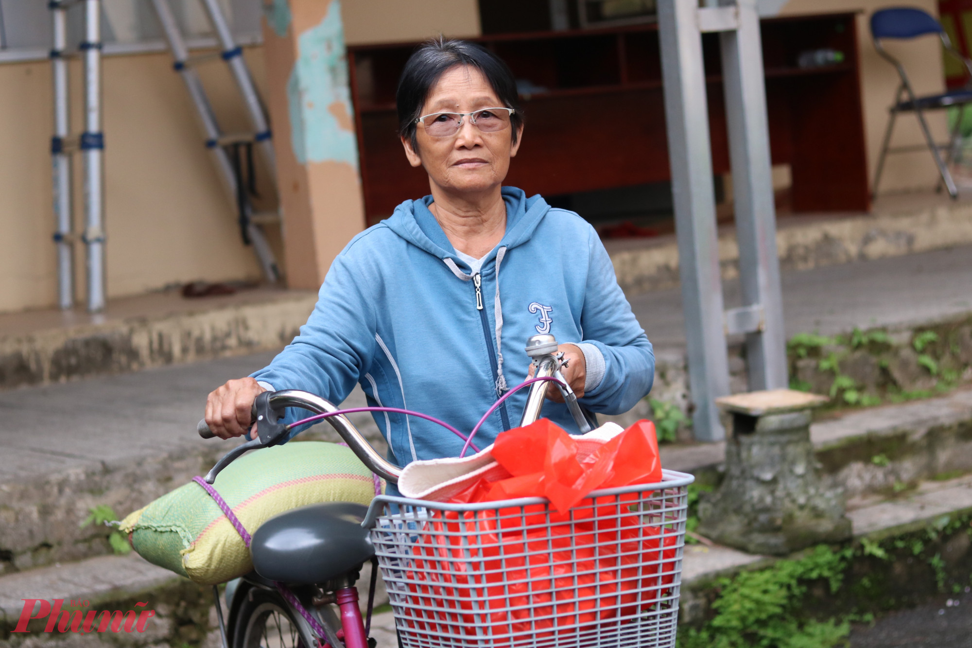 Được hội tặng quà dịp này, bà Võ Thị Phương Hường (69 tuổi) cho biết đi sớm để coi diễu hành và rất xúc động khi chứng kiến các chị em vẫy cờ Tổ quốc. Bà ở 1 mình, trồng rau lang, rau răm bán kiếm sống qua ngày. Quà của hội giúp bà bớt lo chuyện gạo mắm trong những ngày tới - Ảnh: Mẫn Nhi