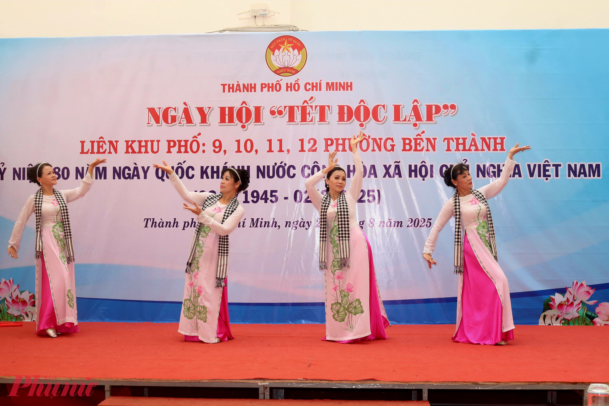 Trong ngày hội còn có nhiều tiết mục văn nghệ do các cô, chú ở khu phố biểu diễn. Trong ảnh là tiết mục múa trên nền nhạc Miền Nam nhớ mãi ơn Người - Ảnh: Mẫn Nhi