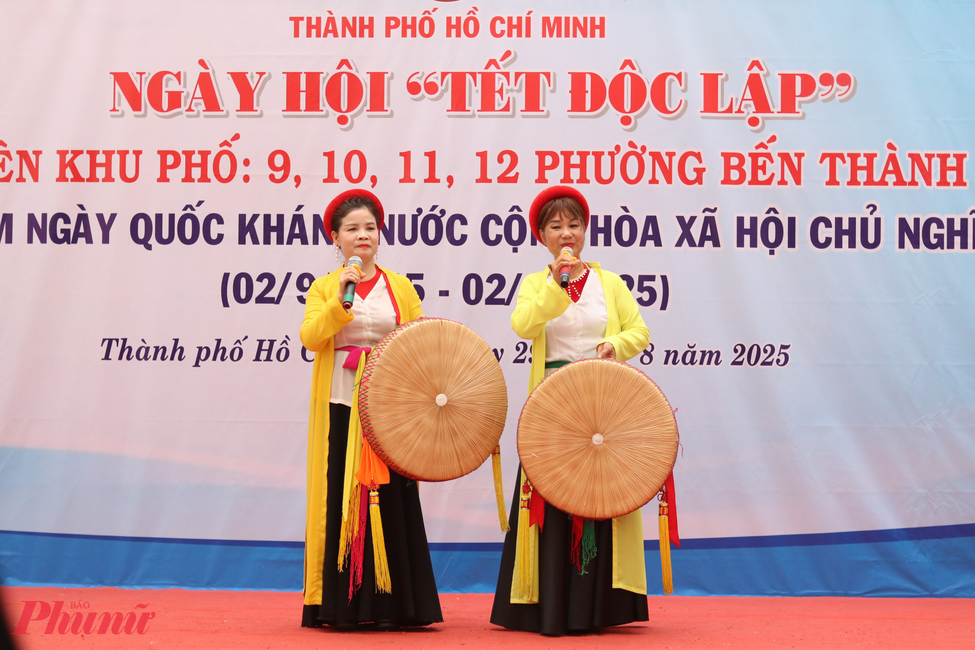 Tiết mục song ca, ca khúc Non nước hữu tình - Ảnh: Mẫn Nhi