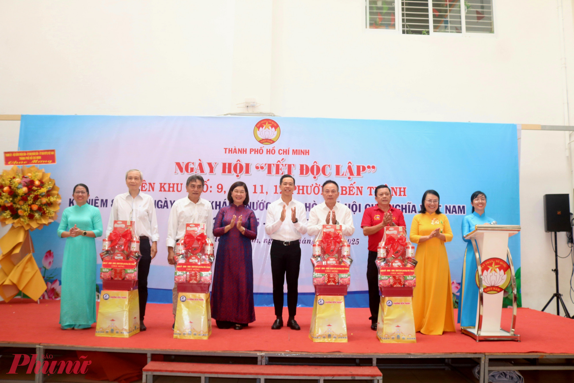 Đảng ủy – HĐND – UBND –  Ủy ban MTTQ Việt Nam phường Bến Thành – tặng những phần quà nhỏ chung vui với người dân liên khu phố 9, 10, 11, 12 nhân ngày hội “Tết Độc lâp - Ảnh: Mẫn Nhi