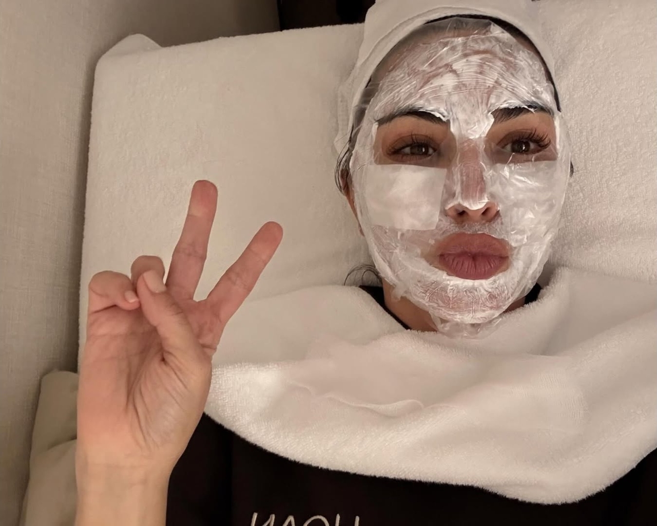 Ngôi sao truyền hình Kim Kardashian khoe ảnh làm đẹp da tại một trung tâm thẩm mỹ ở Hàn Quốc. - Ảnh: IG Kim Kardashian