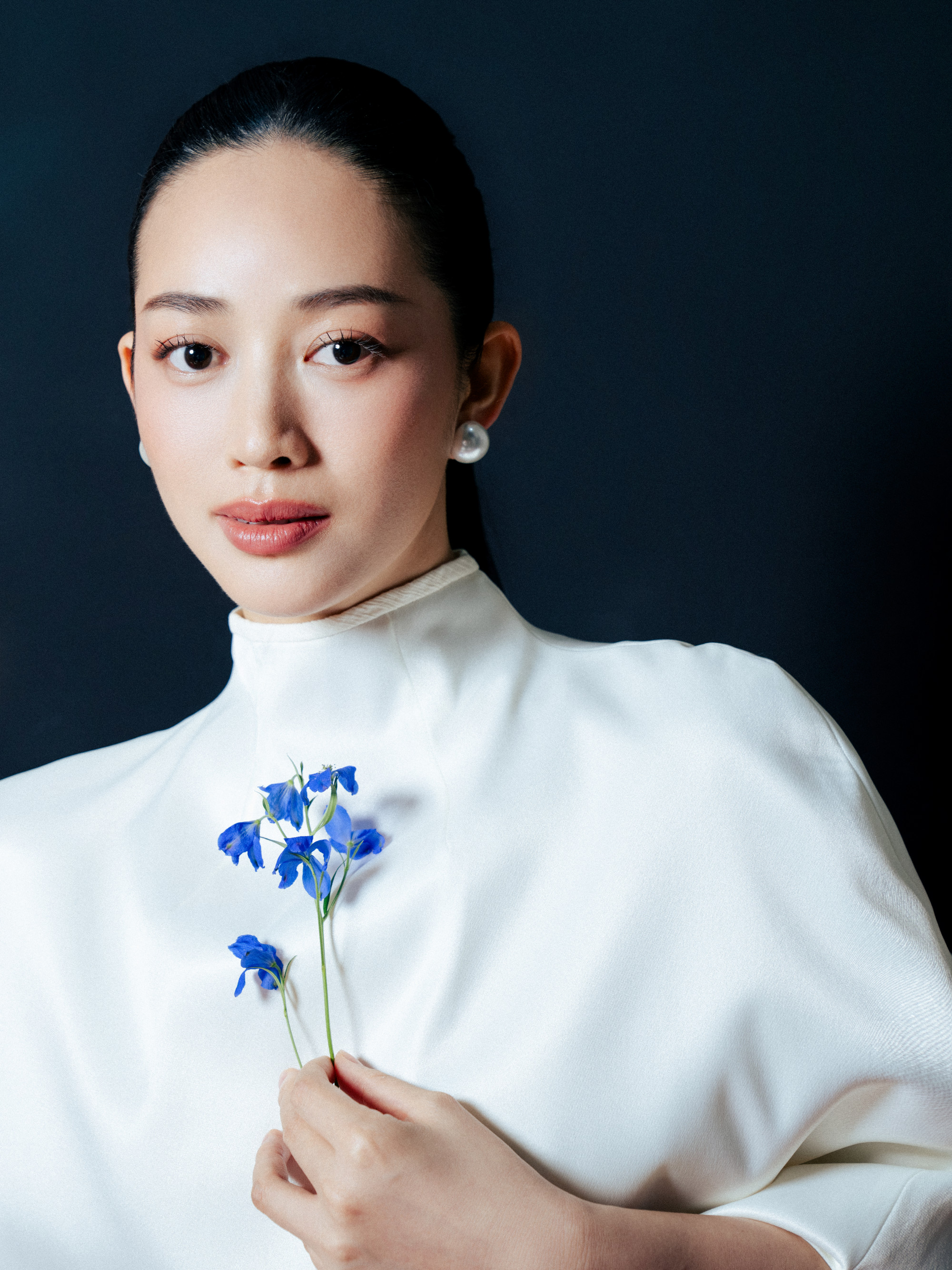  Mai Thanh Hà sở hữu làn da sáng mịn, khi kết hợp cùng lối trang điểm nhẹ nhàng, trong trẻo càng làm nổi bật thần thái sang trọng. Mái tóc được chải gọn gàng, đôi hoa tai ngọc trai tinh tế tôn thêm nét quý phái cho nữ diễn viên.