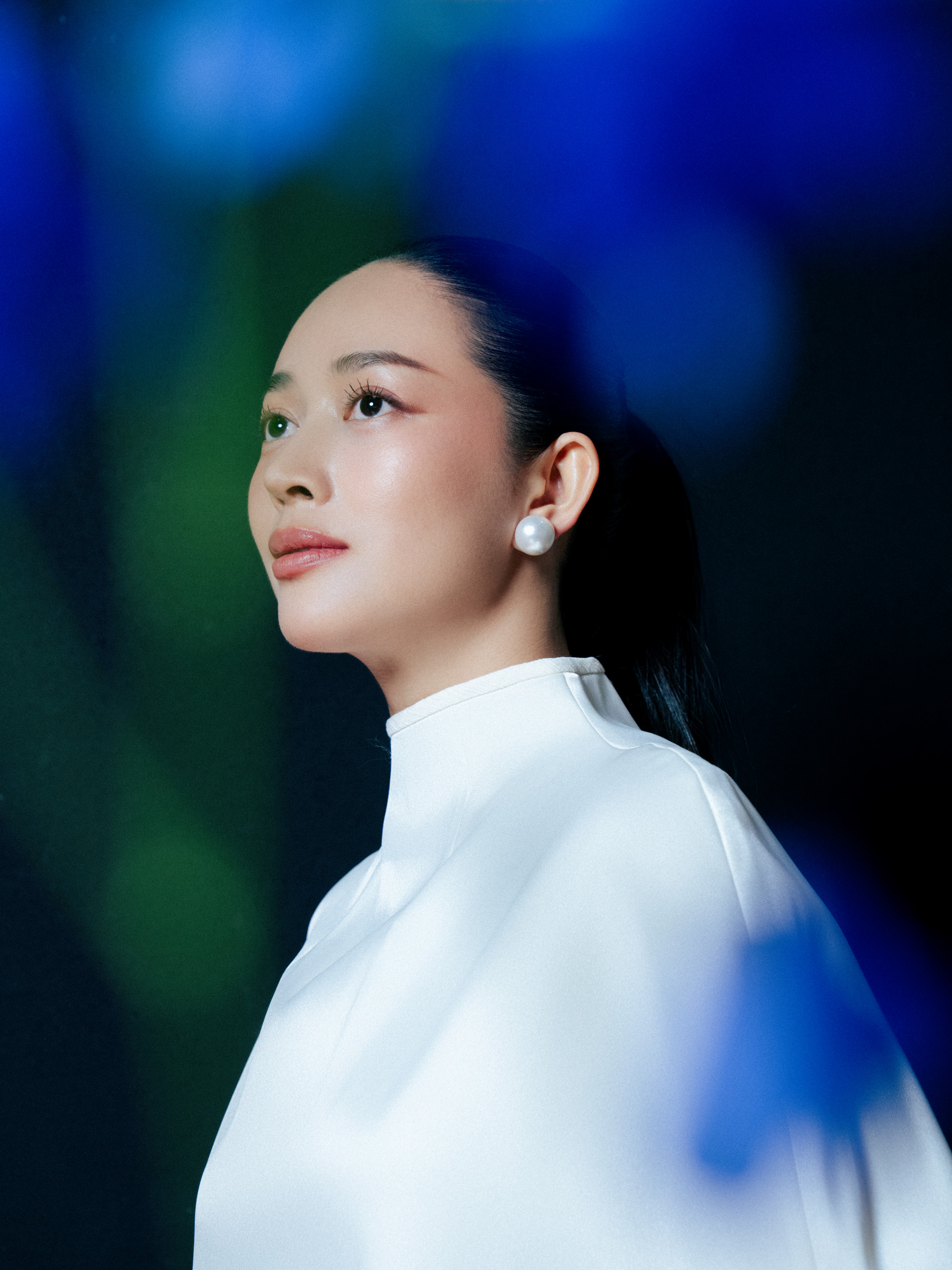 tạo nên hình ảnh một “nàng thơ” vừa thanh lịch vừa cuốn hút. Phong cách của Mai Thanh Hà ở bức ảnh này là sự giao thoa giữa vẻ đẹp hiện đại và sự tinh tế cổ điển.