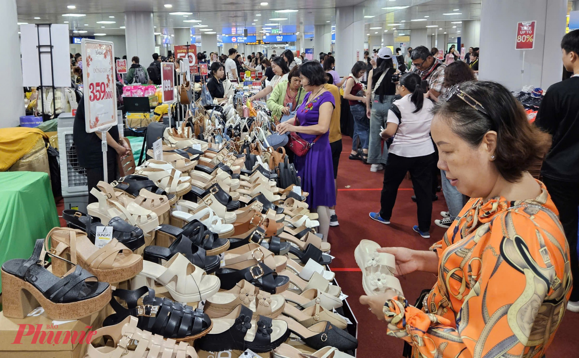 Khách hàng chọn mua giày dép giảm giá còn từ 199.000 – 359.000 đồng tại khu vực City Sale trong ga Metro Bến Thành sáng 29/8.