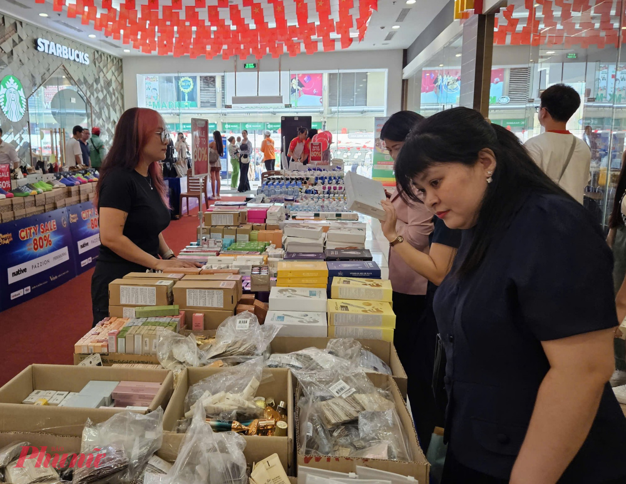 Tại tầng trệt của Vincom Mega Mall Thảo Điền, loạt thương hiệu nước hoa, mỹ phẩm, quần áo, giày dép cũng áp dụng giảm mạnh đến 80%
