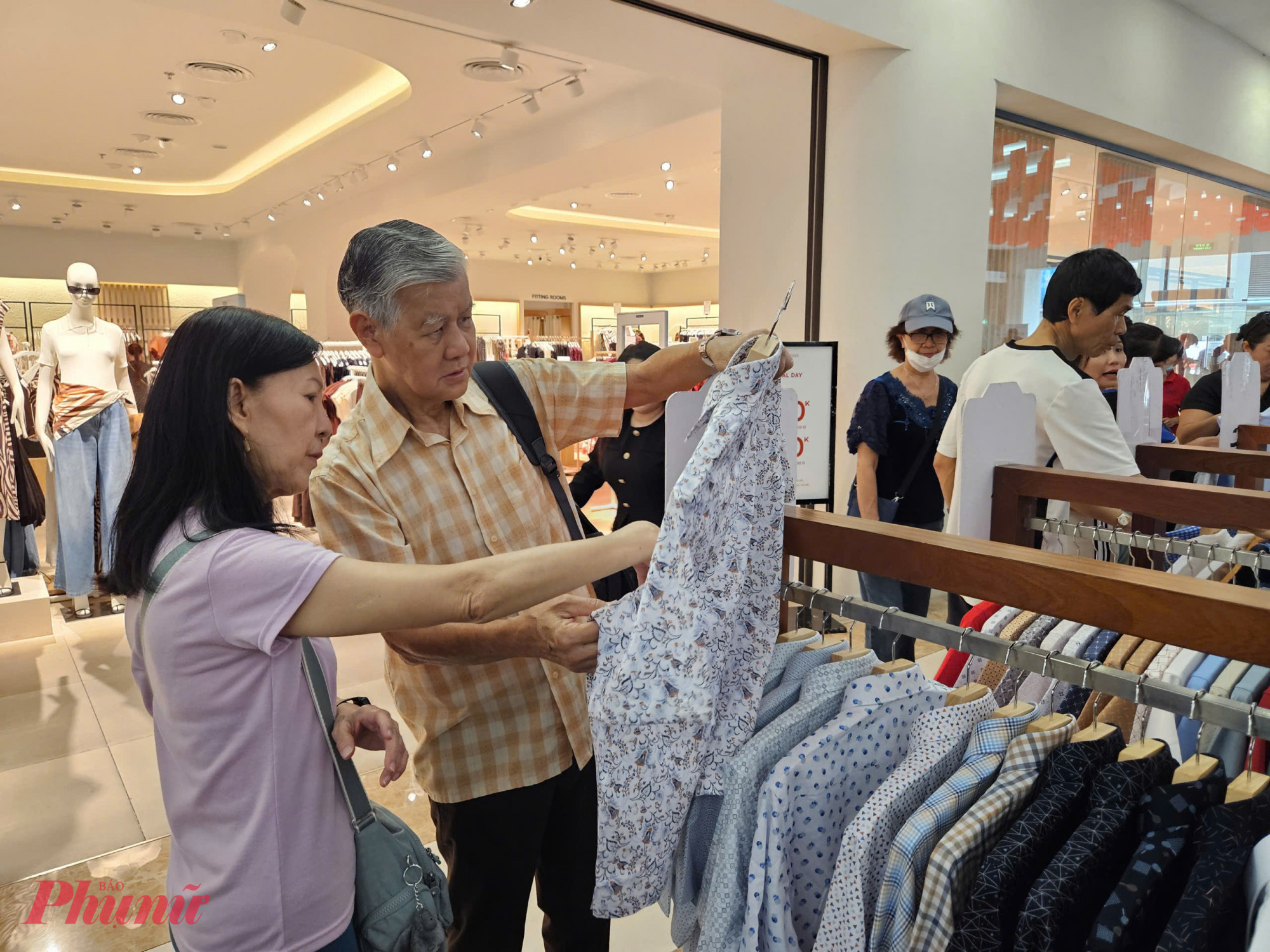 Áo sơ mi của nhãn hàng Belluni của Công ty May 28 áp dụng chương trình khuyến mãi 50%, với nhiều mẫu mã, kiểu dáng khác nhau được trưng bày. Nhiều sản phẩm có giá bán sau giảm chỉ còn 350.000 đồng/chiếc.