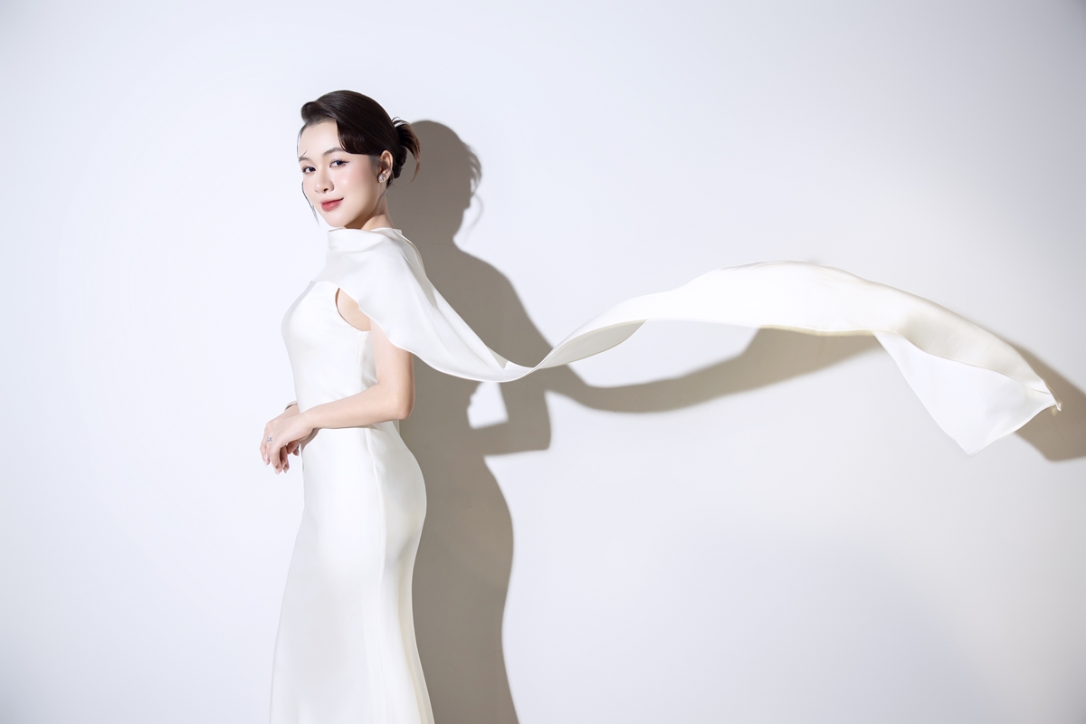 Vũ Thùy Linh chia sẻ: “Là một nghệ sĩ trẻ, tôi cảm thấy vô cùng xúc động và vinh dự khi được đứng trên sân khấu kỷ niệm 80 năm Quốc khánh. Tôi đã nhiều lần biểu diễn ở những không gian di sản và sự kiện lớn, nhưng lần này, cảm xúc khác hẳn khi niềm tự hào dân tộc dâng trào. Được cất tiếng hát của mình trước hàng chục nghìn khán giả, giữa không khí thiêng liêng của ngày lễ lớn, tôi thấy rất vinh dự và biết ơn”.