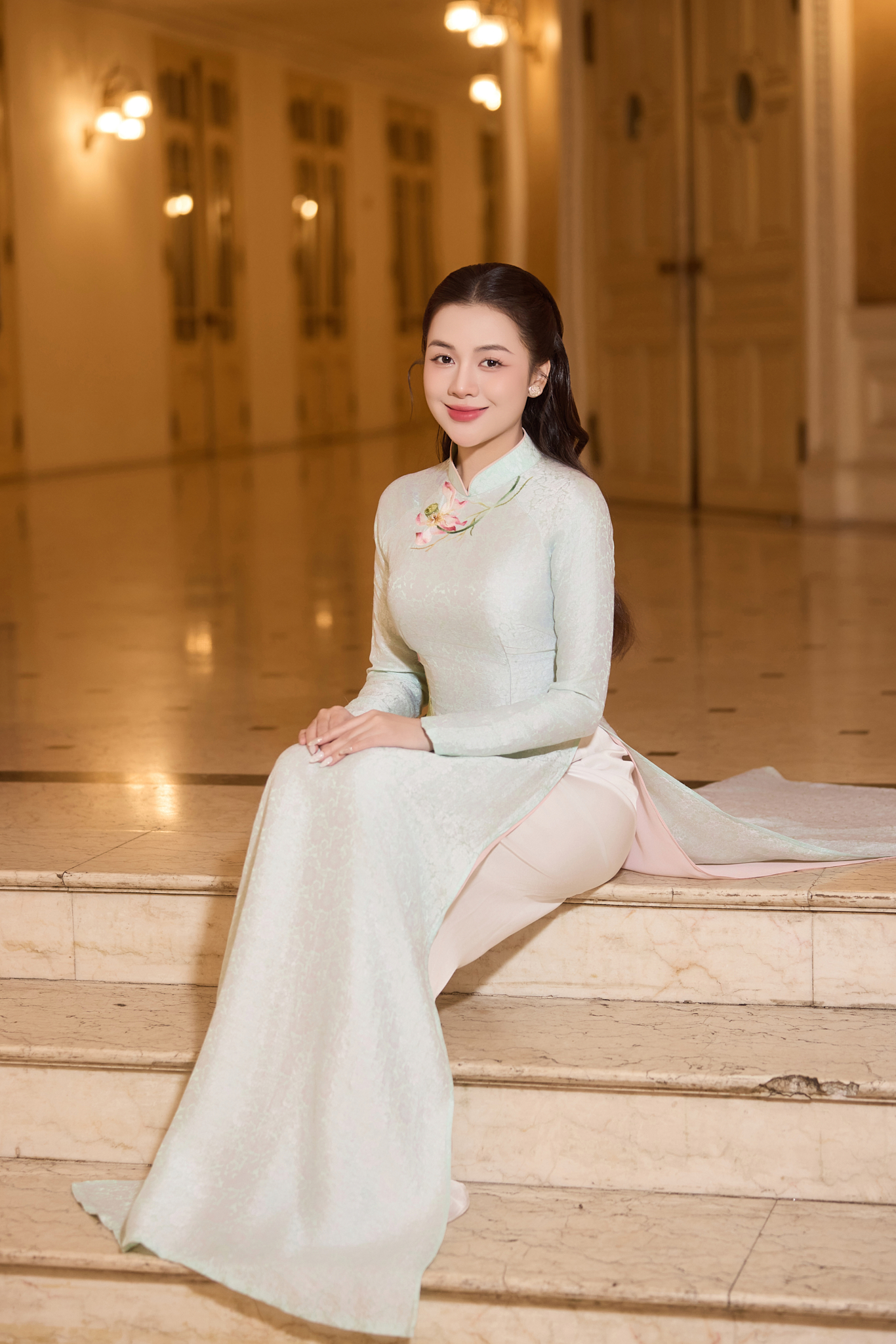  Vũ Thùy Linh gây ấn tượng với vẻ đẹp dịu dàng, trong sáng cùng gương mặt thanh tú, nụ cười rạng rỡ. Trong tà áo dài truyền thống, cô toát lên phong thái nền nã, đằm thắm, vừa giữ trọn nét duyên dáng Á Đông vừa mang hơi thở hiện đại. Phong cách của cô gắn liền với sự tinh tế và thanh lịch, tôn vinh nét đẹp nhẹ nhàng mà vẫn cuốn hút.