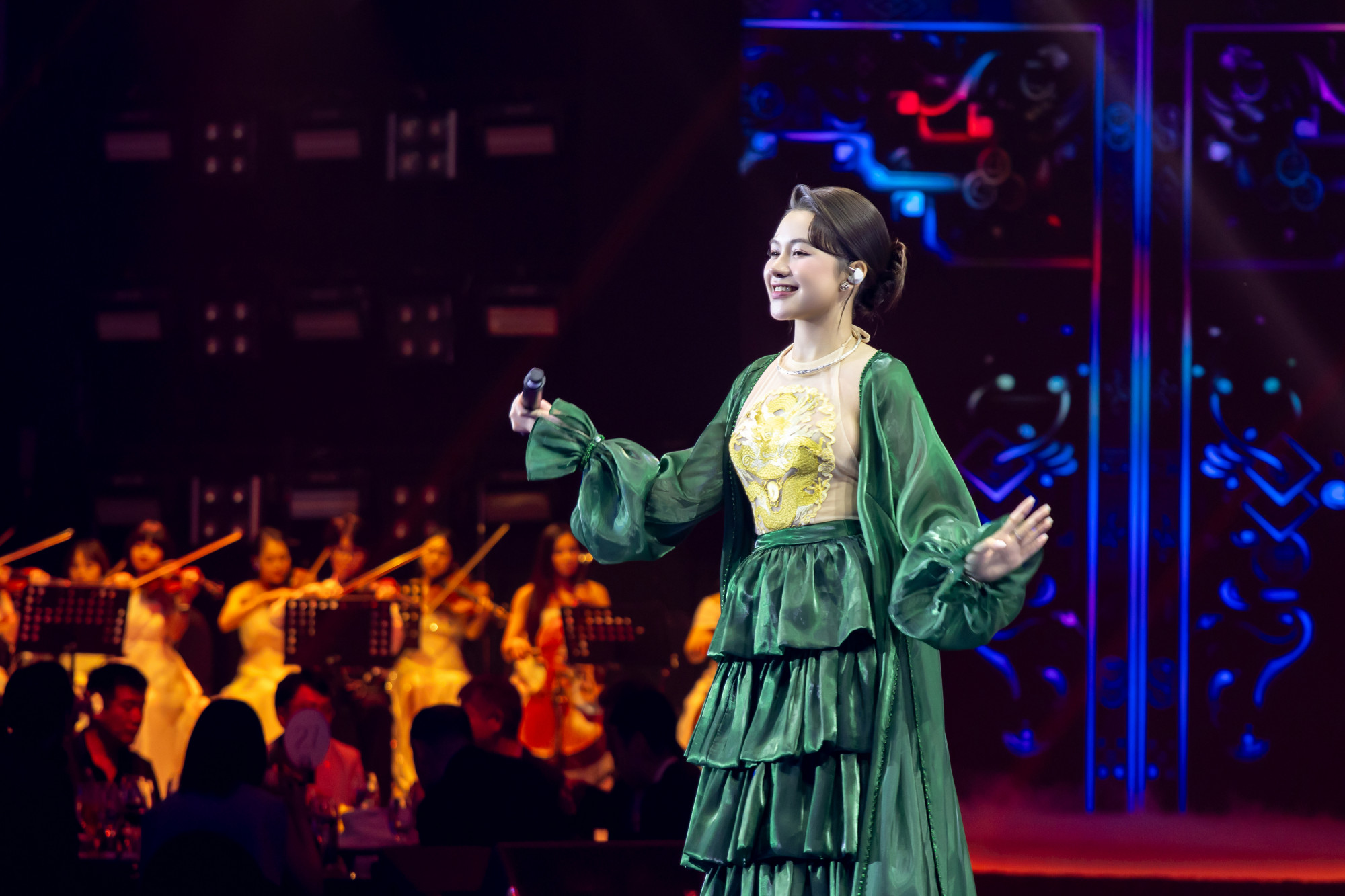 Trong concert quốc gia quy mô 30.000 khán giả, kéo dài từ ngày 1-5/9, Vũ Thùy Linh là gương mặt trẻ giữa dàn ngôi sao đình đám như NSND Thanh Lam, Mỹ Tâm, Tùng Dương, Hoàng Bách, Đen Vâu, Soobin Hoàng Sơn...