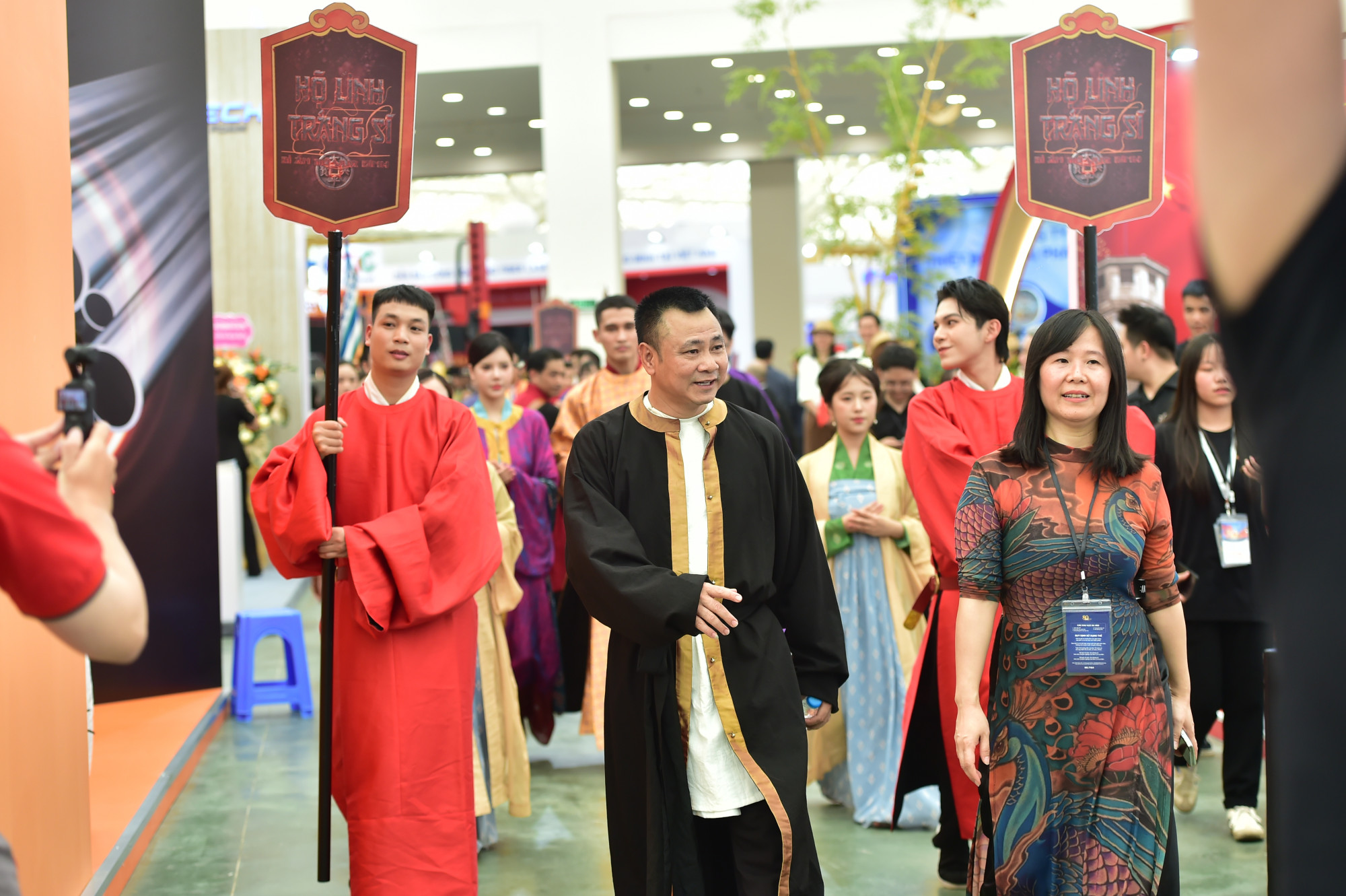 NSND Tự Long dẫn đầu đoàn diễu hành (Ảnh: ĐPCC)