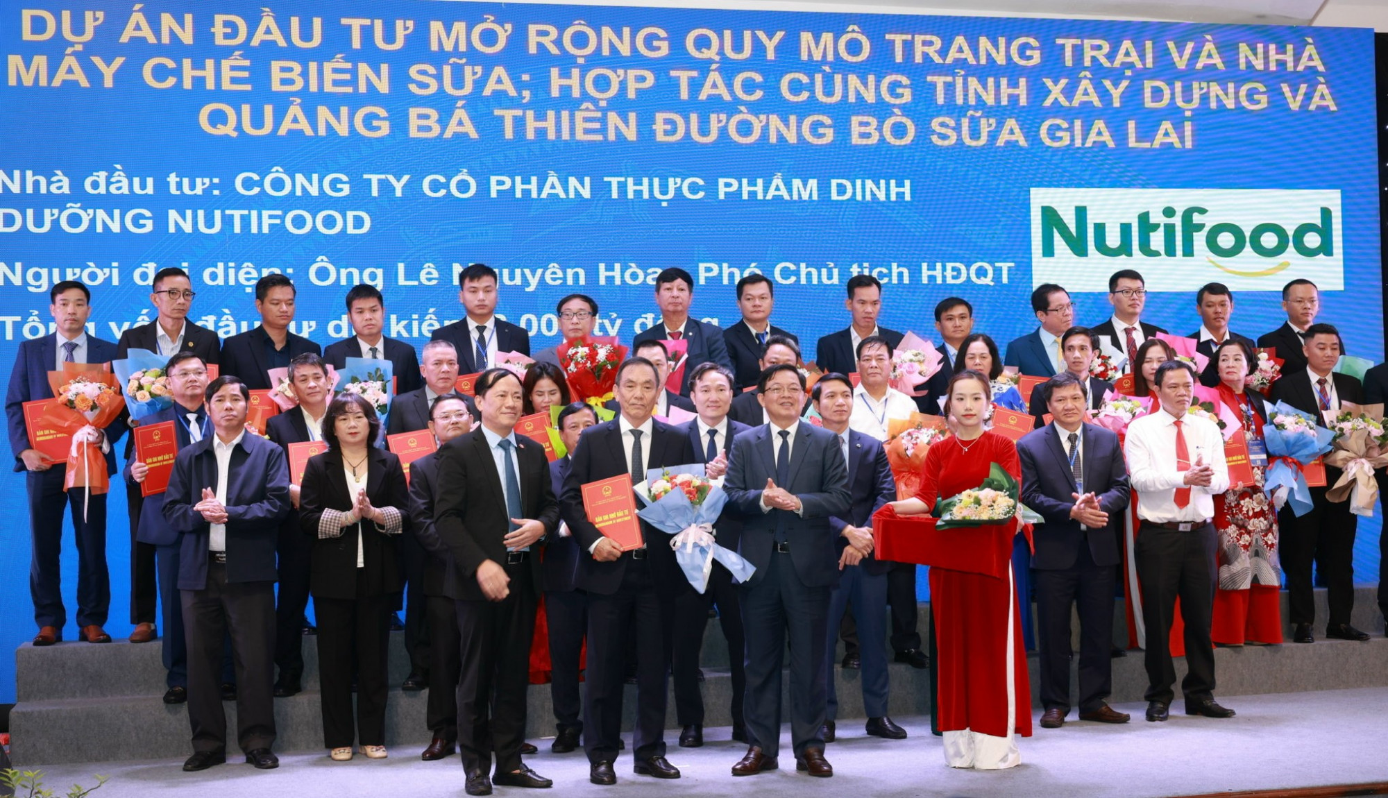 Đại diện Nutifood nhận hoa của lãnh đạo tỉnh Quảng Nam tại Hội nghị Xúc tiến đầu tư tỉnh Gia Lai - Ảnh: Nutifood
