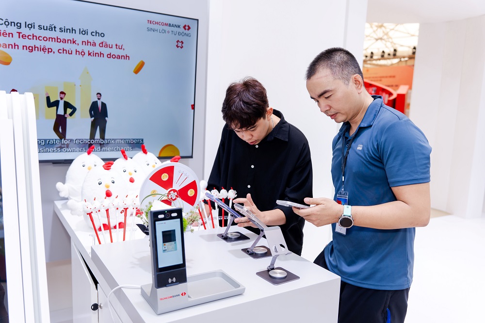 Khách tham dự trải nghiệm gian trưng bày Techcombank - Ảnh: Techcombank