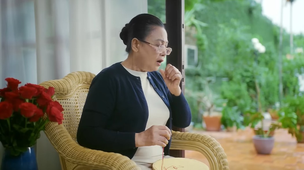 Suy giảm về sức khỏe khiến cha mẹ gặp khó khăn hơn trong cuộc sống thường ngày - Ảnh: Như Quỳnh