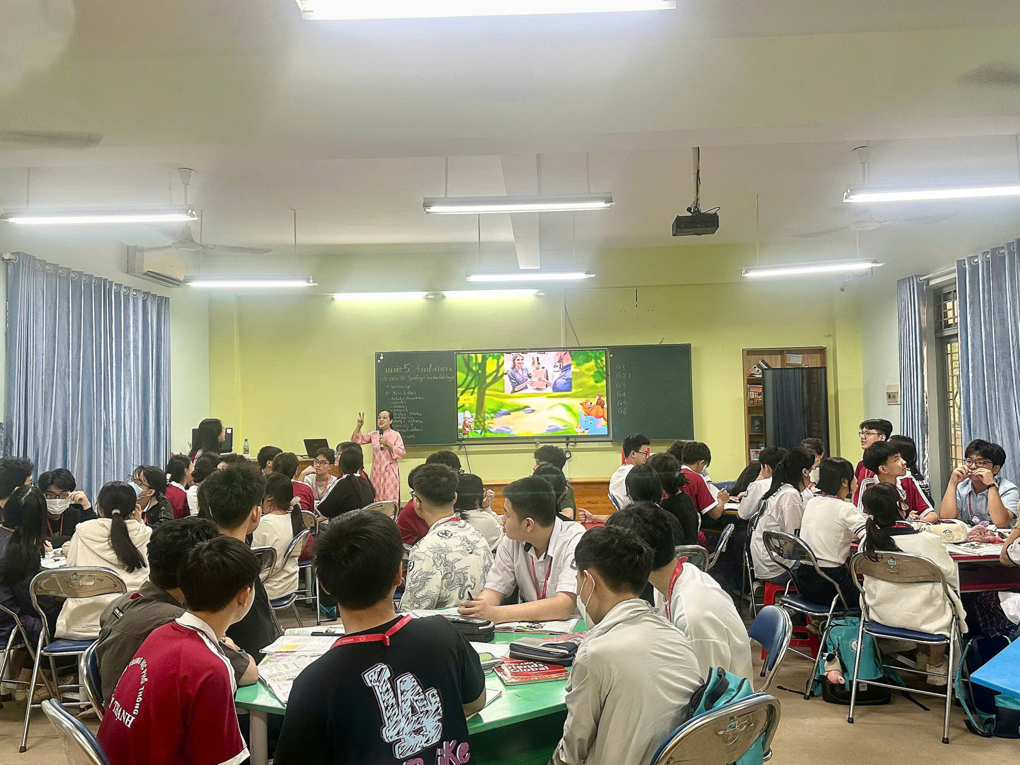 Một tiết thao giảng môn tiếng Anh cho học sinh tại Trường THPT Tây Thạnh (phường Tây Thạnh) - Ảnh: T.T.