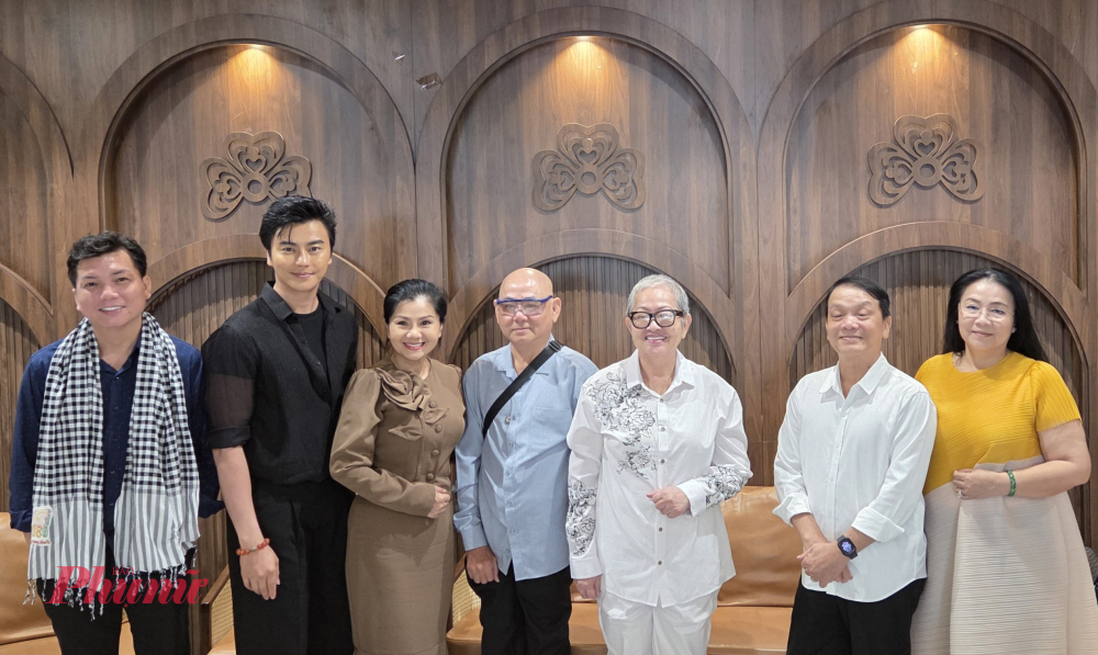 Ê-kíp vở diễn Bức ngôn đồ Đại Việt của sân khấu Cải lương Mới Đại Việt - Ảnh: Ngọc Tuyết
