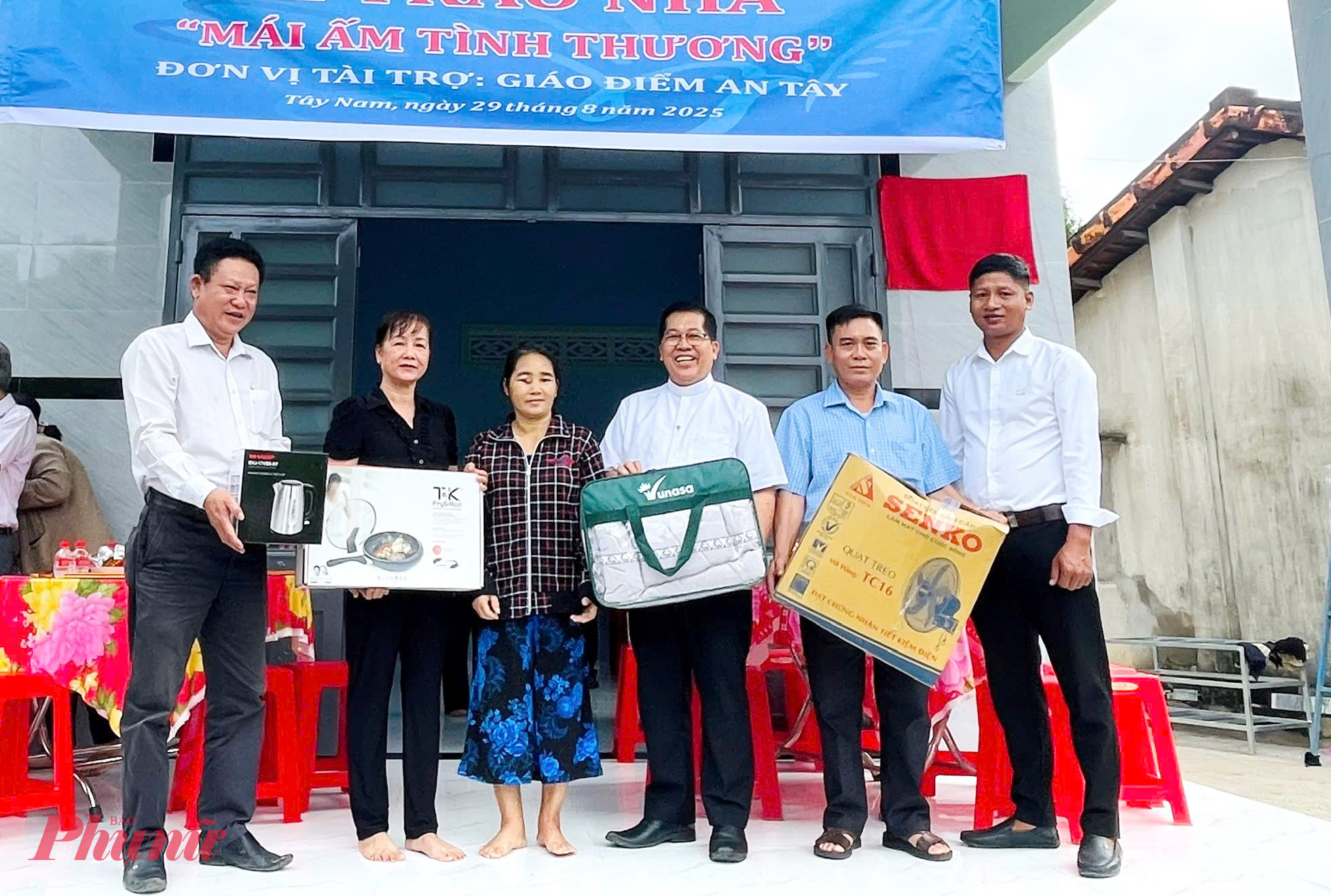 Các đơn vị, địa phương gửi tặng nhiều phần quà, chúc mừng bà Mẵng có căn nhà mới 