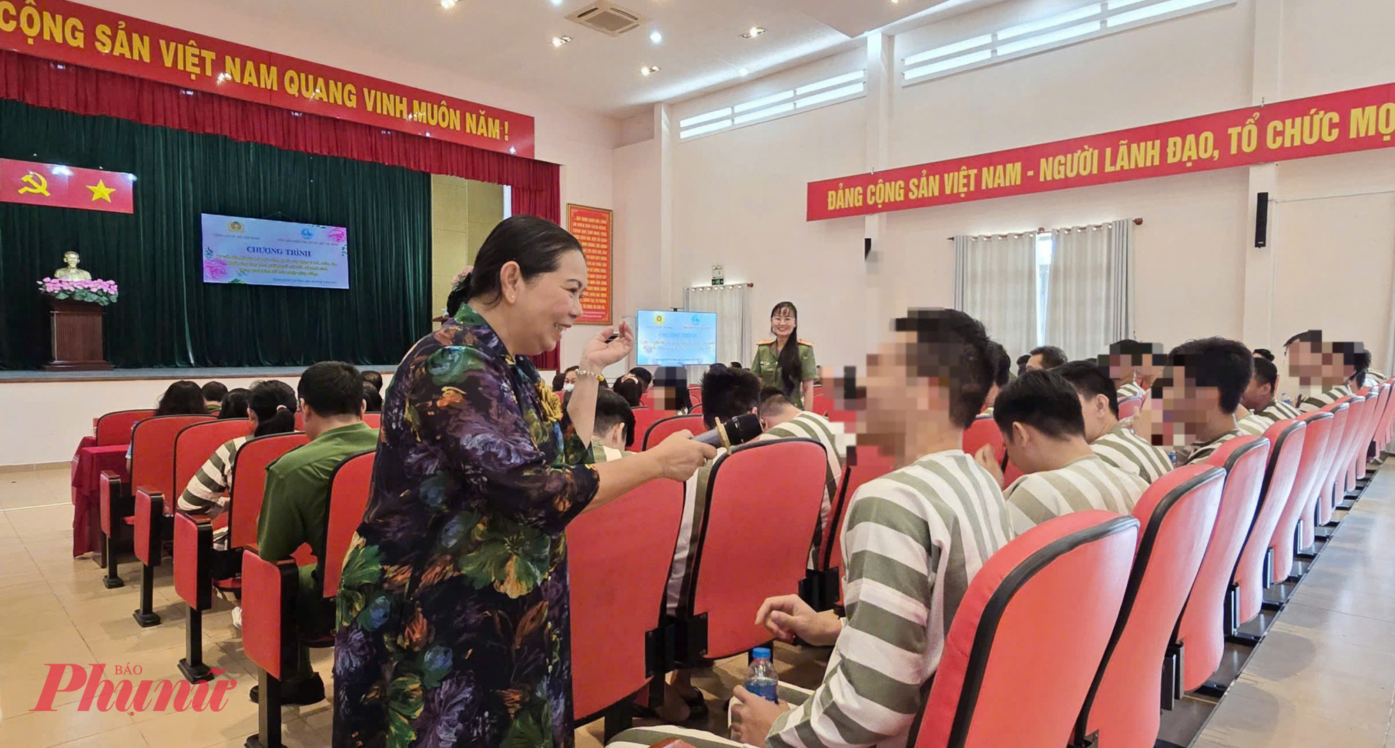 Thạc sĩ Đinh Thị Thu Trang - giao lưu cùng các phạm nhân tại buổi nói chuyện 