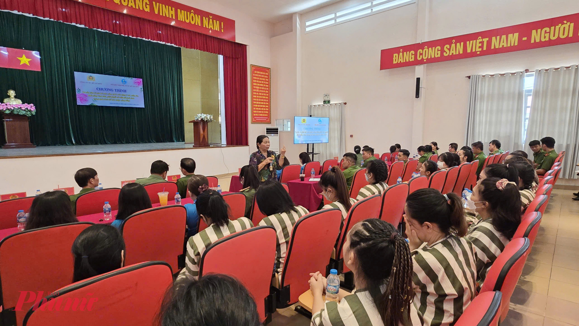 Thạc sĩ Đinh Thị Thu Trang chia sẻ, động viên các phạn nhân hãy cố gắng sống tốt khi được trở về với gia đình và cộng đồng 