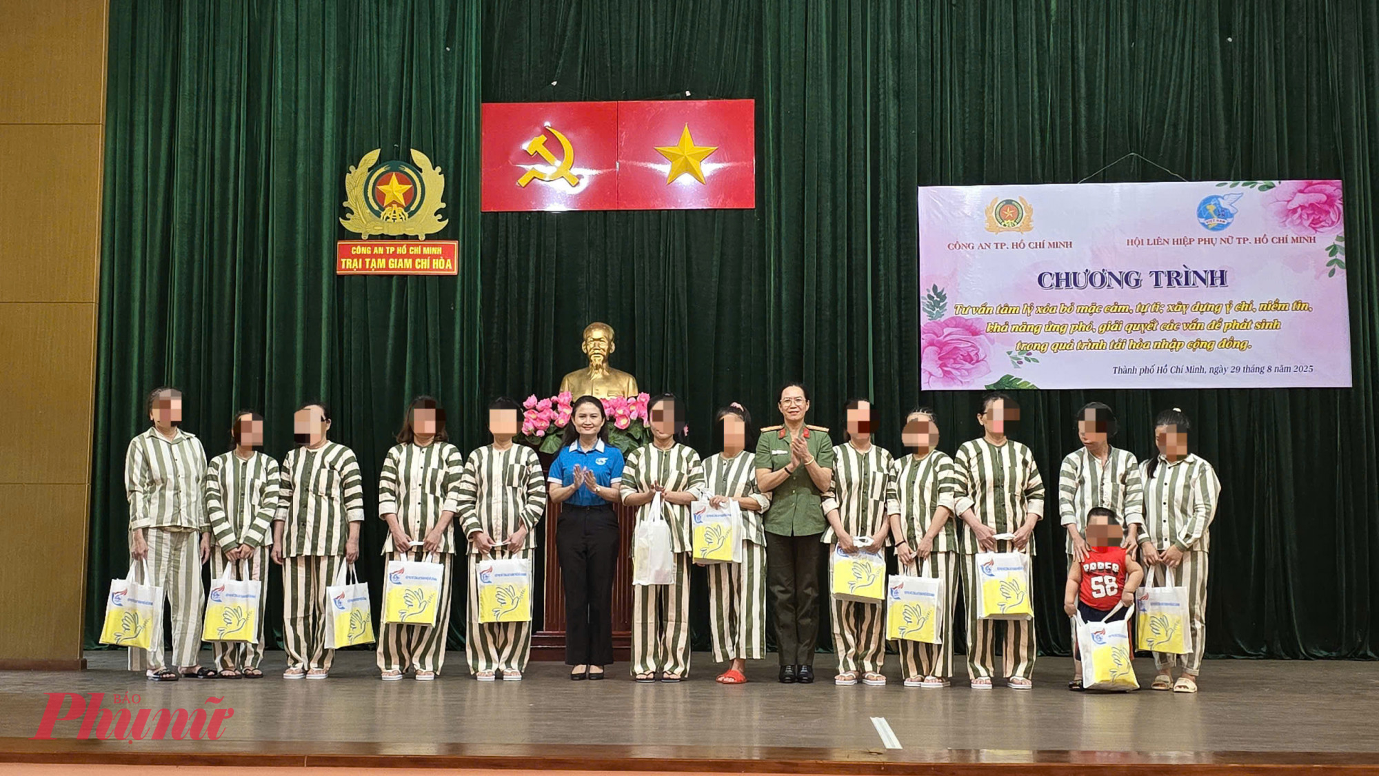 Hội LHPN TPHCM tặng quà cho các nữ phạm nhân 