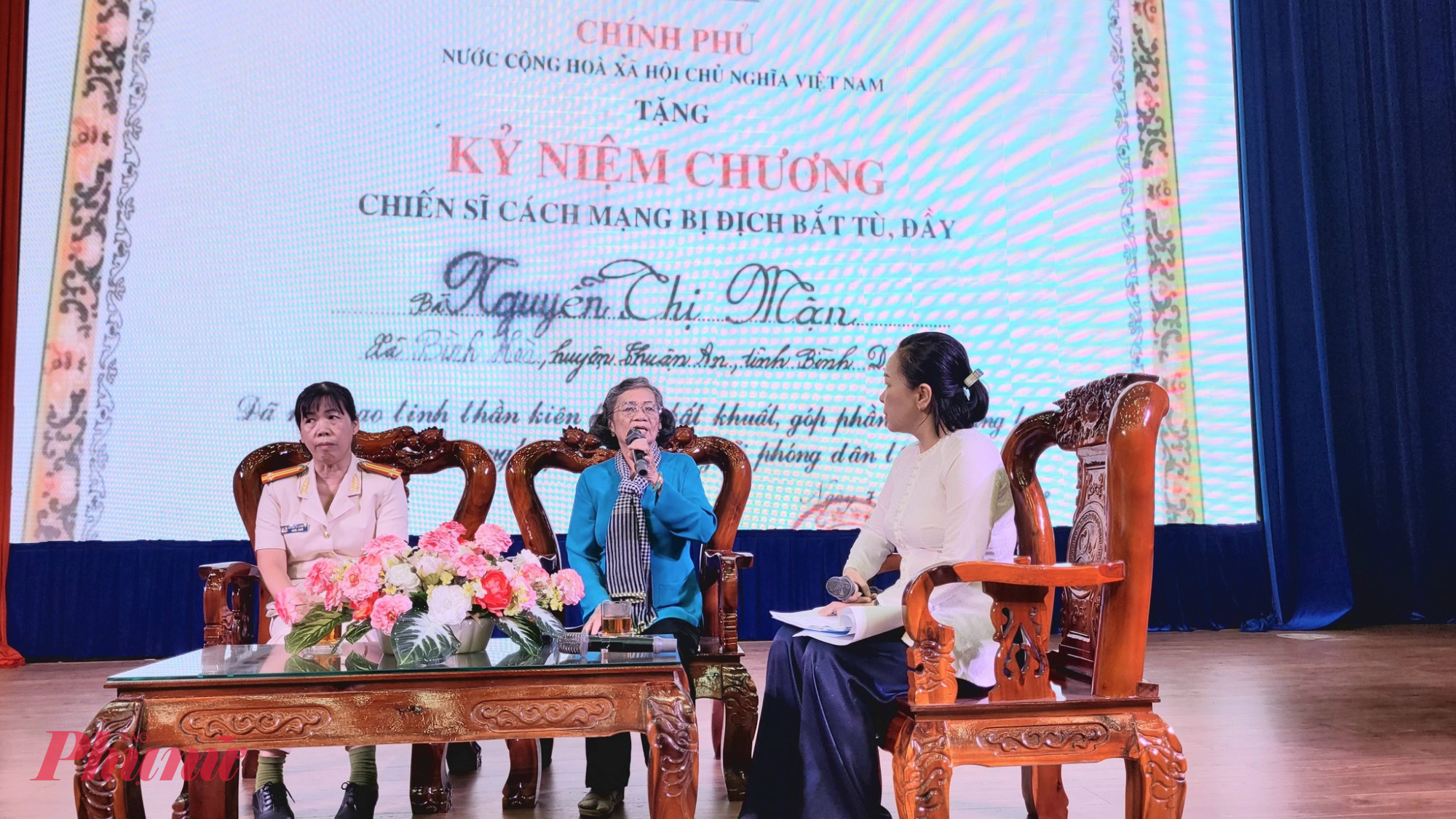 Chương trình giao lưu, gặp gỡ nhân chứng lịch sử và gương phụ nữ điển hình 