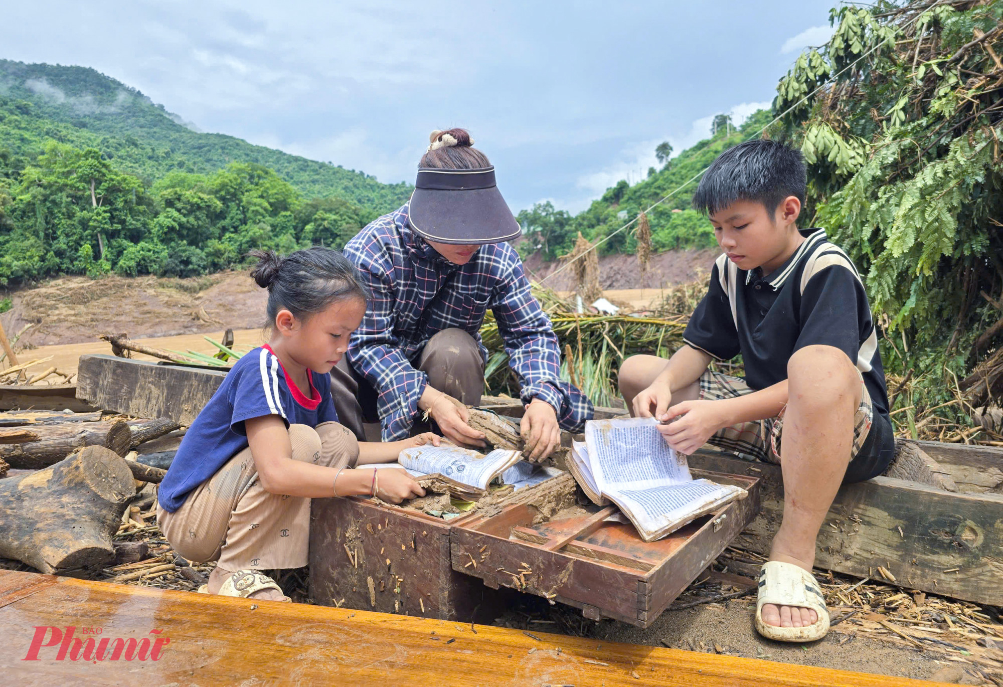 Học sinh ở xã Mỹ Lý, Nghệ An nhặt lại sách vở sau đợt lũ vào hồi đầu tháng 8/2025 - Ảnh: Phan Ngọc