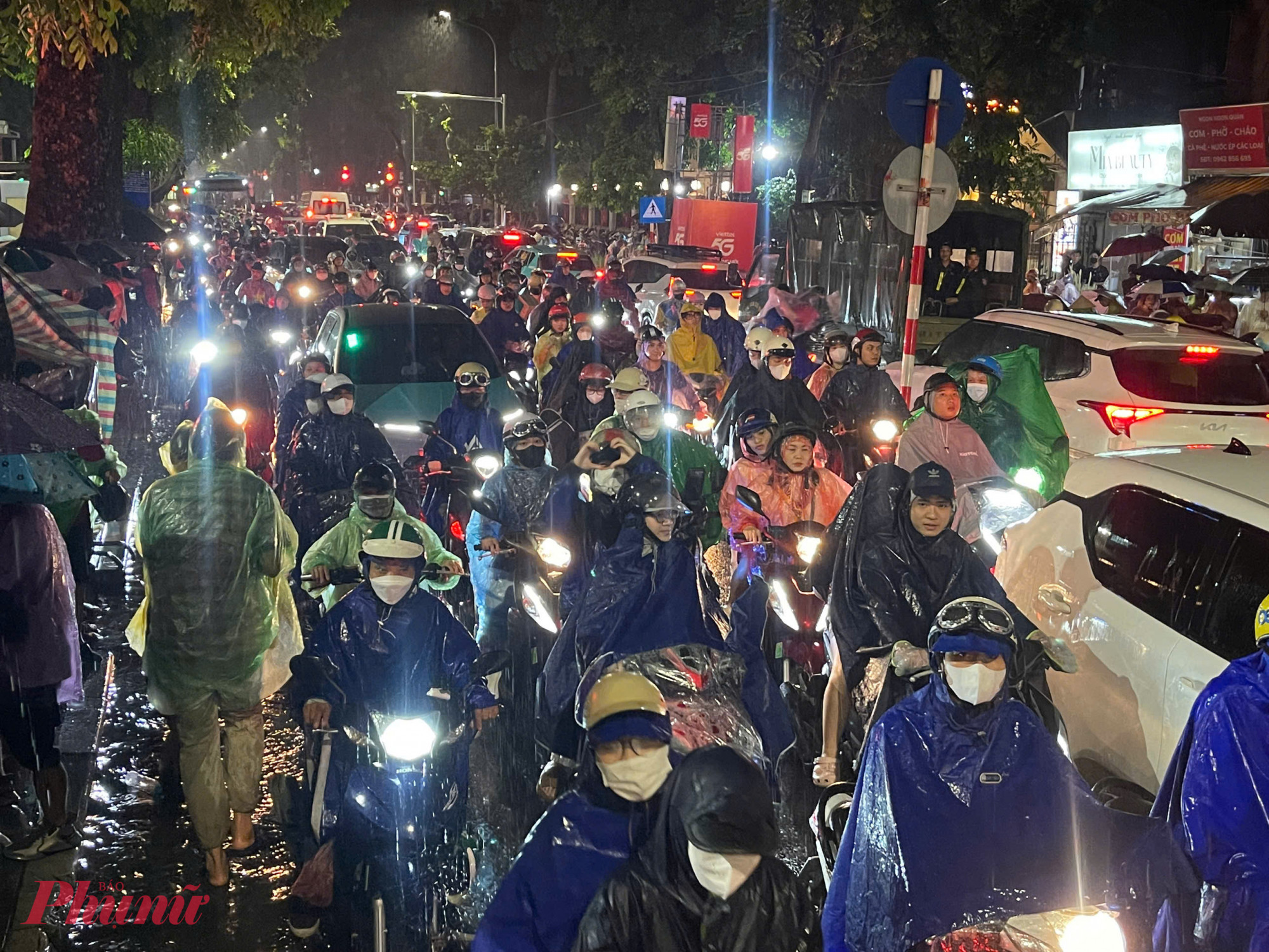 Hơn 19g tối 29/8, bầu trời Hà Nội bất ngờ đổ mưa lớn, từng đợt xối xả phủ trắng các tuyến phố trung tâm. 