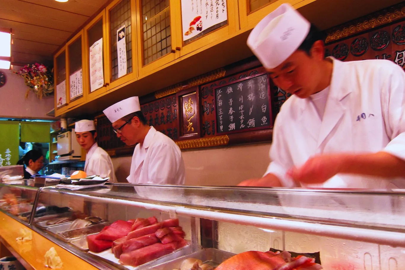 Thưởng thức sushi đứng ở khắp các ga tàu Tokyo. Một quầy sushi không có chỗ ngồi, chỉ có người ăn và đầu bếp phục vụ sushi ngay tại chỗ. Không cần xem thực đơn, chỉ cần chỉ tay, ngắm nhìn những lát cá được cắt lát trước mắt và thưởng thức chúng - Ảnh: Wally Gobetz/Flickr
