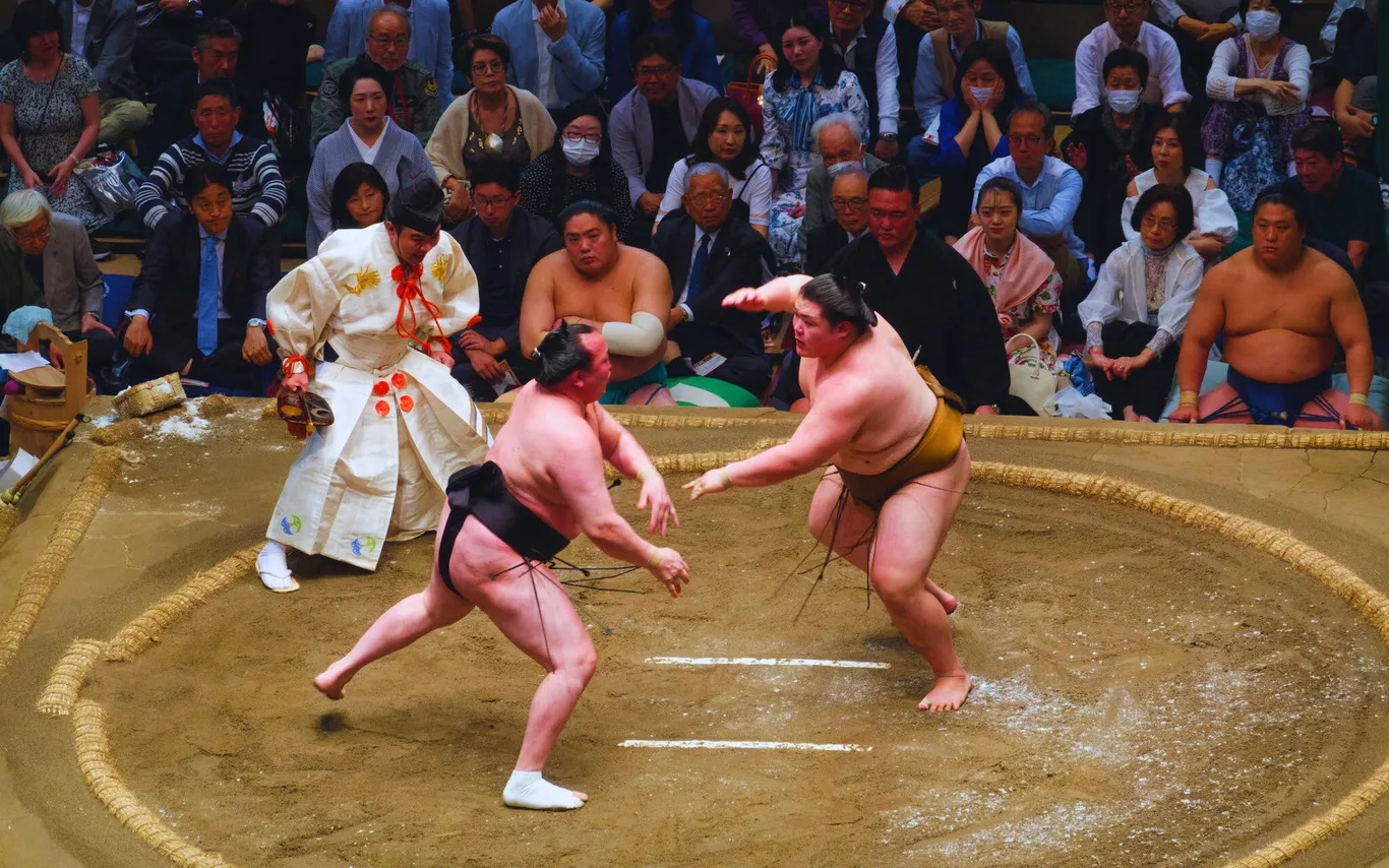 Xem đấu sumo ở sân vận động Ryōgoku Kokugikan. Các trận đấu chỉ kéo dài vài giây dưới 1 phút, nhưng những nghi lễ trước khi vào trận mới thật ngoạn mục. Nghi thức ném muối (thanh tẩy võ đài), dậm chân (xua đuổi tà ma), 2 lực sĩ ngồi xổm, tất cả được thực hiện chậm rãi và rất tỉ mỉ - Ảnh: Ben/Flickr