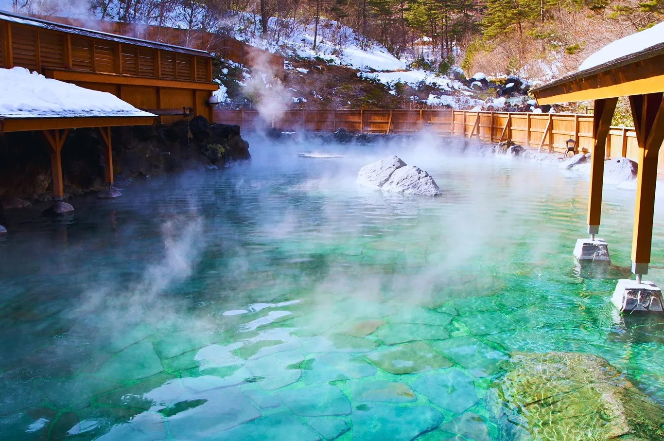 Tắm trong onsen - suối nước khoáng tự nhiên được làm nóng bởi địa nhiệt. Ngồi trong làn nước nghi ngút khói, ngắm cảnh thiên nhiên bình yên bạn sẽ vô cùng thư giản. Tắm onsen còn là phương pháp trị liệu, chăm sóc sức khỏe và làm đẹp - Trong ảnh: Suối nước nóng Kusatsu. Ảnh: anjili -ayer