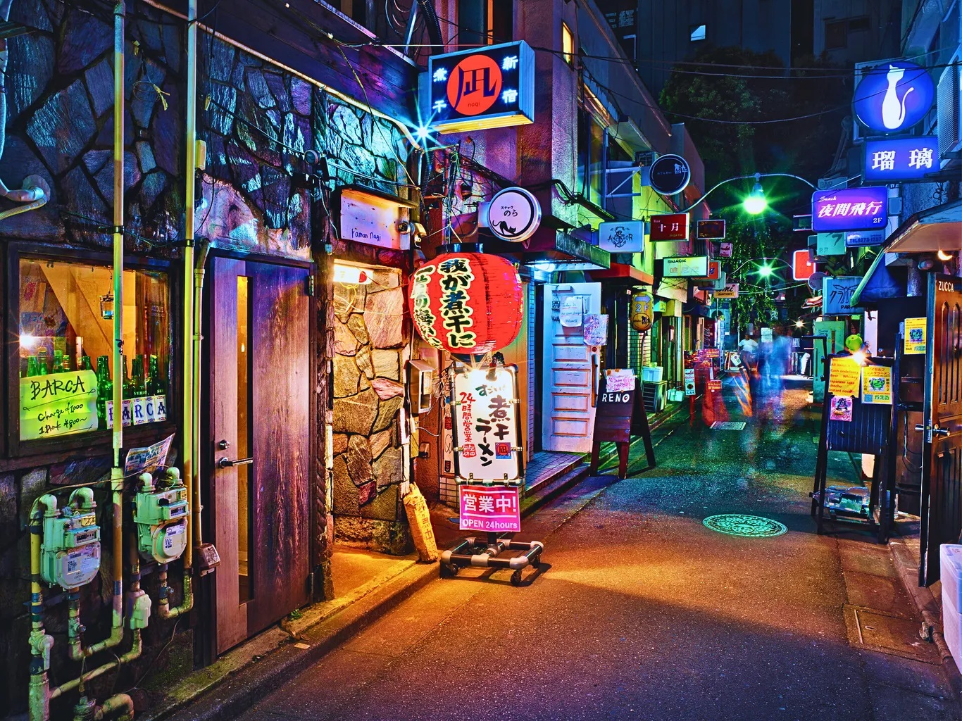 Đi trong hẻm quanh co của Golden Gai ở Shinjuku - một khu thương mại, giải trí sầm uất của Tokyo. 6 con hẻm chật chội với những quán bar chơi nhạc jazz, đèn mờ ảo, ghế nhỏ xíu chỉ đủ chỗ cho 5 người. Không gian mang đậm chất điện ảnh, siêu thực và hoài niệm một cách kỳ lạ - Ảnh: Trey Ratcliff/Flickr