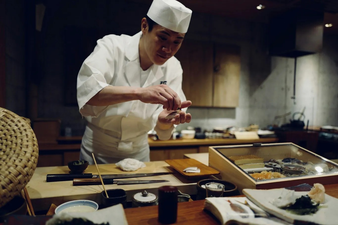 Ăn tối omakase là kiểu ăn đặt trọn niềm tin vào sự khéo léo của đầu bếp với những món ăn tươi ngon phục vụ theo mùa. Ngồi tại quầy sushi nhỏ, bạn sẽ thấy đầu bếp chế biến tỉ mỉ, kỹ lưỡng và từng món ăn trình bày giống như tác phẩm nghệ thuật - Ảnh: Thomas Marban/Bapt