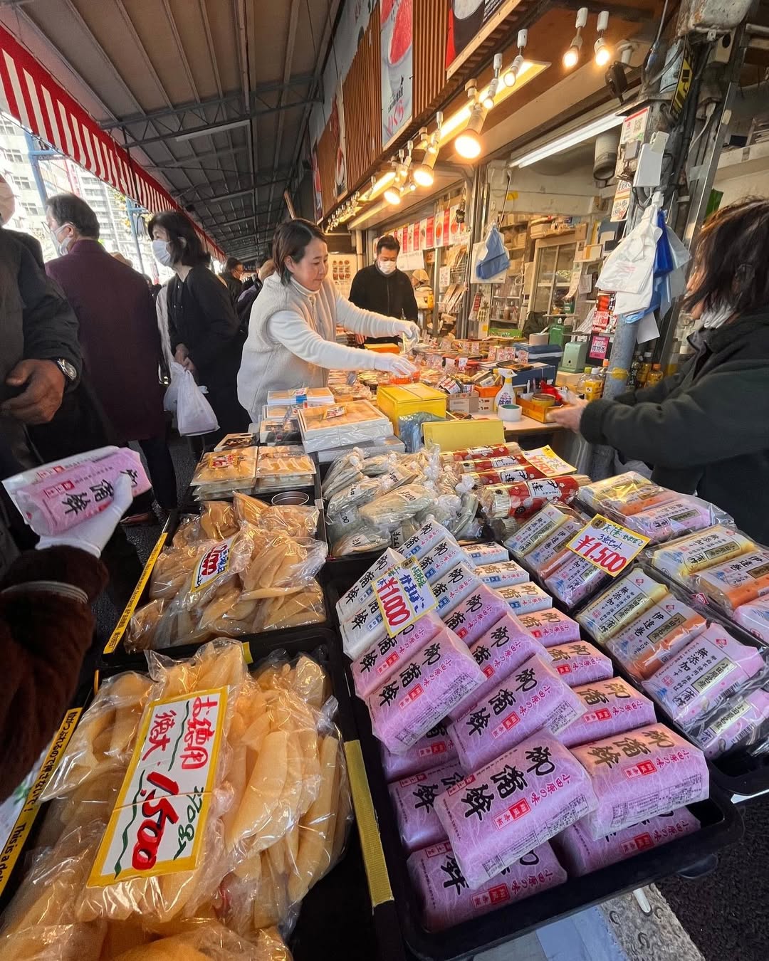 Đi chợ Tsukiji tràn ngập đồ ăn. Hãy đến vào sáng sớm để ăn hải sản tươi ngon, sò điệp nướng, hàu opaline có vị mặn đậm đà, ăn trứng tráng cuộn nóng hổi, nếm thử dưa chua hoặc thưởng thức bữa sáng sushi đứng - Ảnh: tsukijicity/instagram