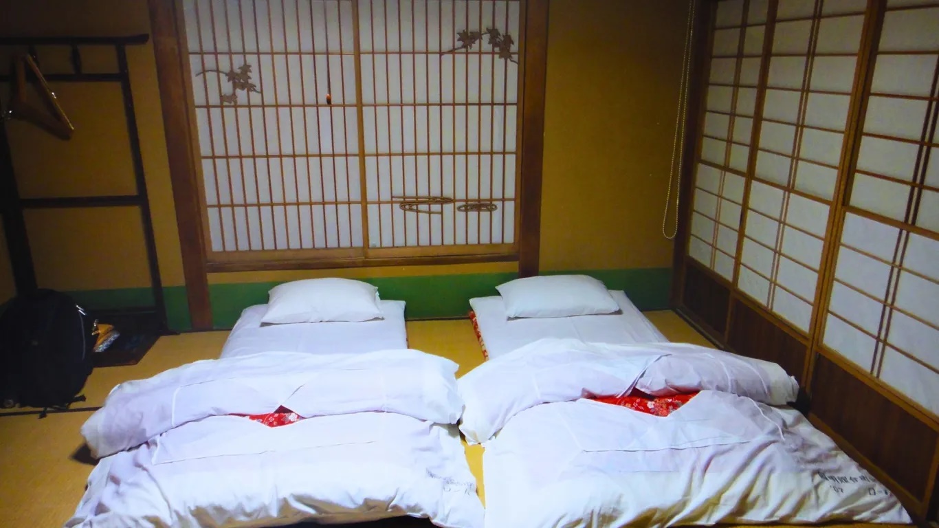 Ở nhà trọ truyền thống (ryokan) của Nhật Bản. Ryokan là nơi có những căn phòng trải chiếu tatami  trên sàn tatami, cửa trượt shoji và bồn tắm là onsen chung - Ảnh: Deborah Austin