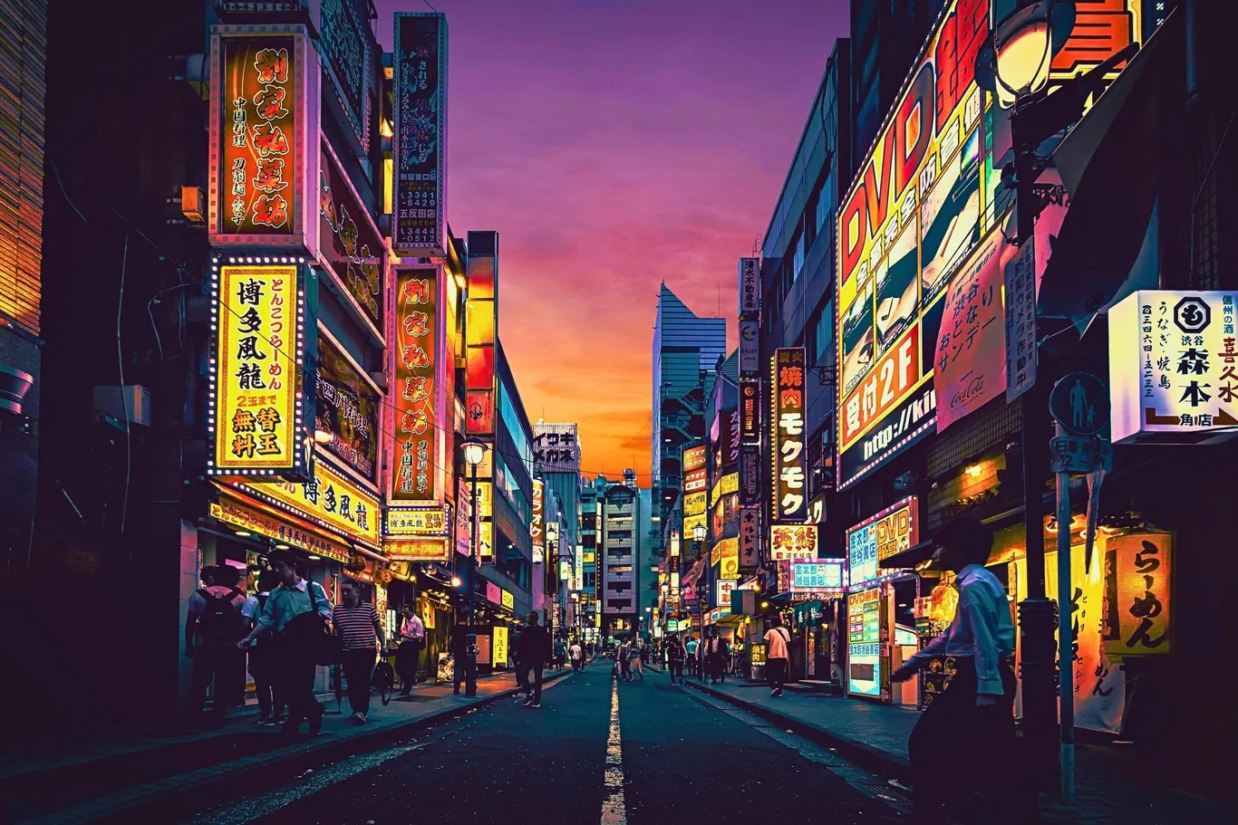 Đến Tokyo bạn nên làm quen với hệ thống đường sắt phức tạp và đúng giờ;  xếp hàng ngay ngắn, nói nhỏ và để điện thoại im lặng khi đi phương tiện giao thông công cộng. Tiền mặt có thể thay cho thẻ tín dụng và bạn nên học một vài cụm từ tiếng Nhật cơ bản.