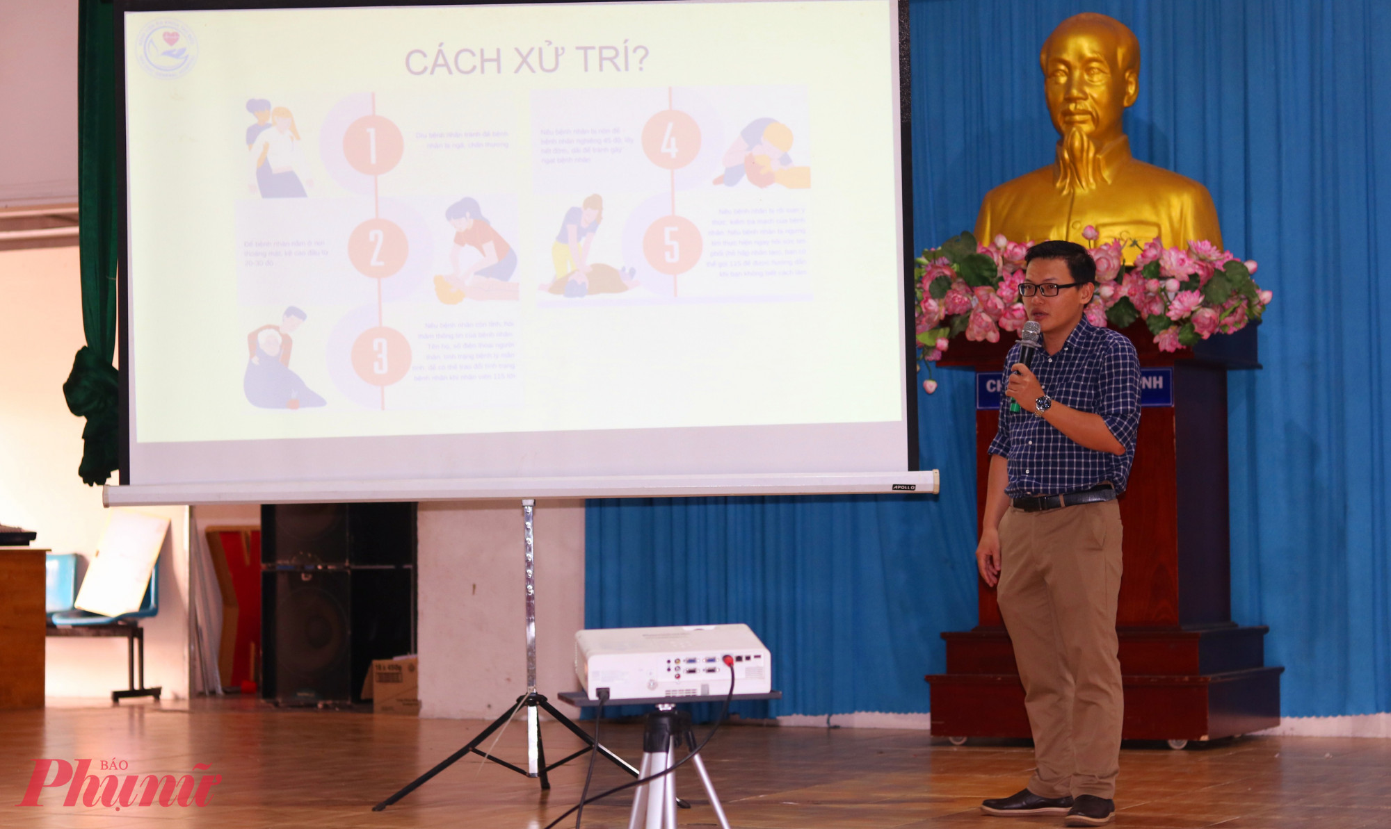 Bác sĩ chuyên khoa 1 Lê Công Trí – Trưởng đơn vị Đột quỵ - Khoa nội thần kinh, Bệnh viện đa khoa Thủ Đức – hướng dẫn chị em các bước xử trí khi gặp người bị đột quỵ não - Ảnh: Mẫn Nhi