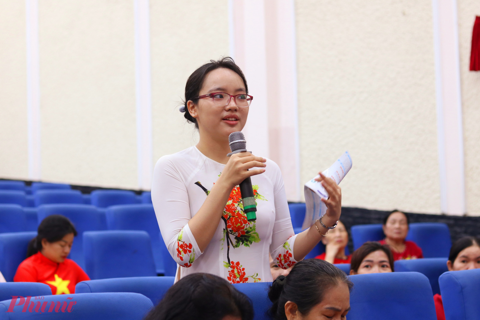 Bạn Nguyễn Minh Quỳnh Như chia sẻ trong chương trình - Ảnh: Mẫn Nhi