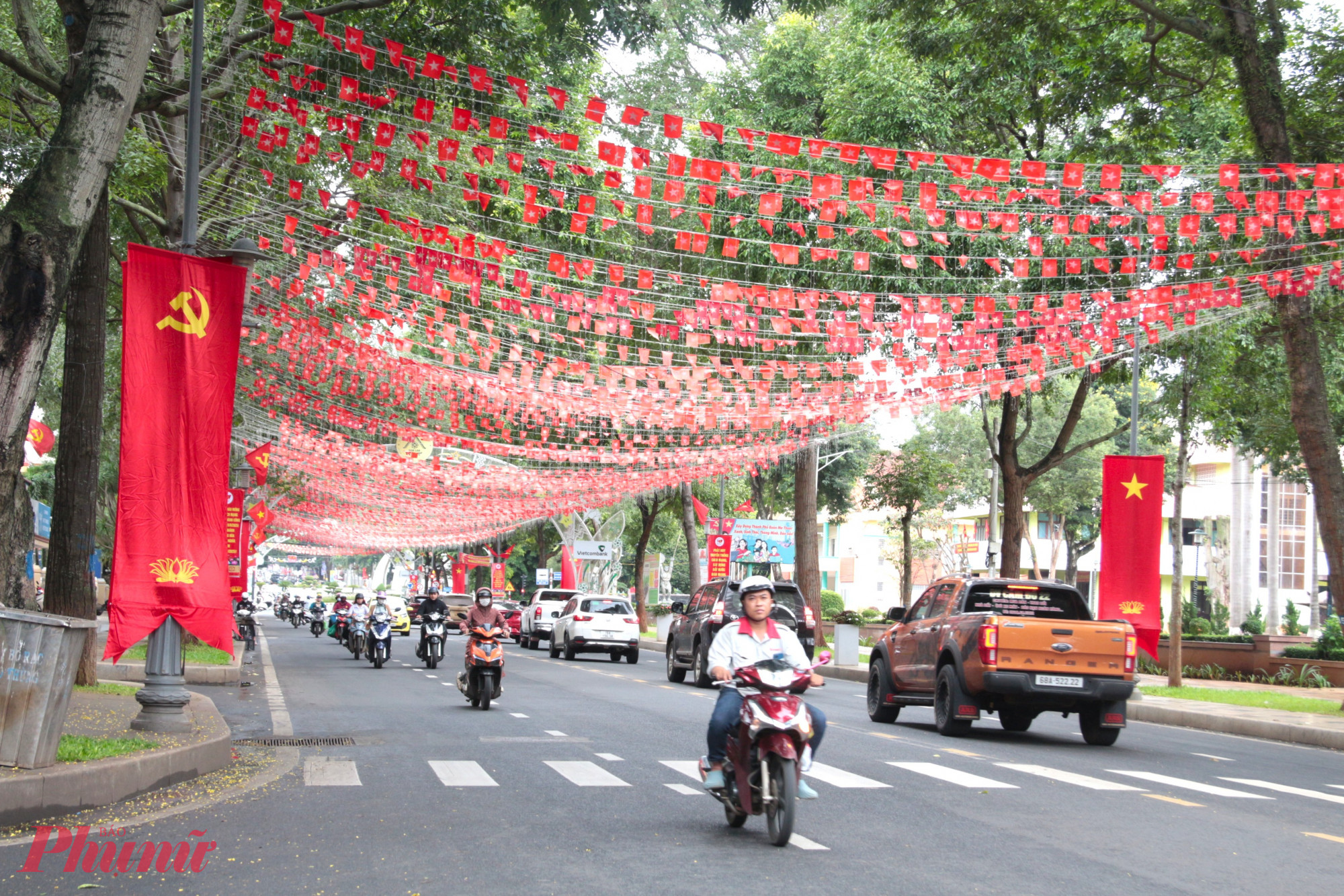 Đường phố khoác lên diện mạo rạng rỡ, tràn đầy sinh khí, tạo nên bầu không khí náo nức hướng về kỷ niệm 80 năm Cách mạng Tháng Tám thành công và Quốc khánh 2/9 (2/9/1945 - 2/9/2025).
