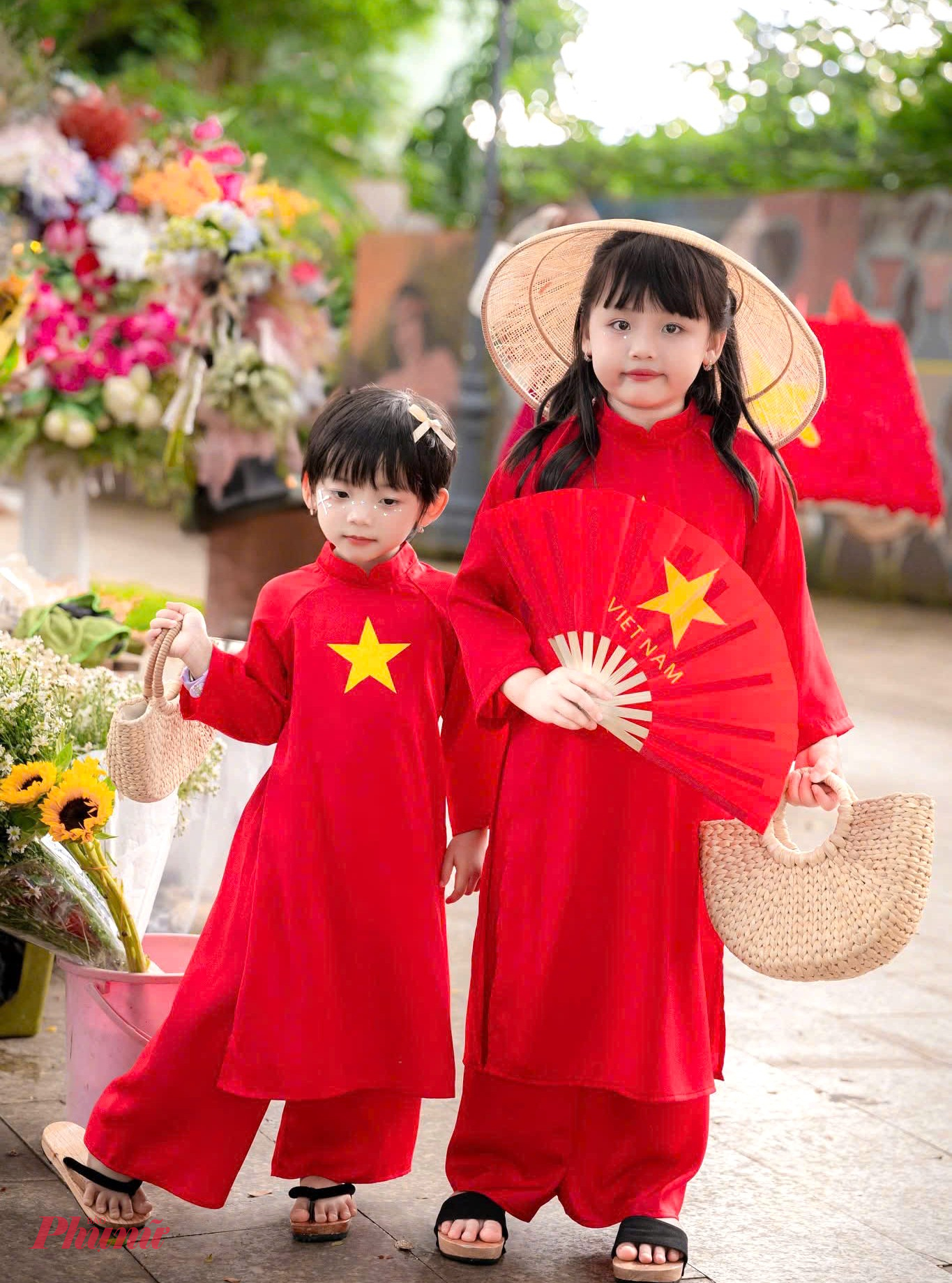  Trang phục mang sắc màu Tổ quốc càng làm các bé gái thêm rạng ngời.