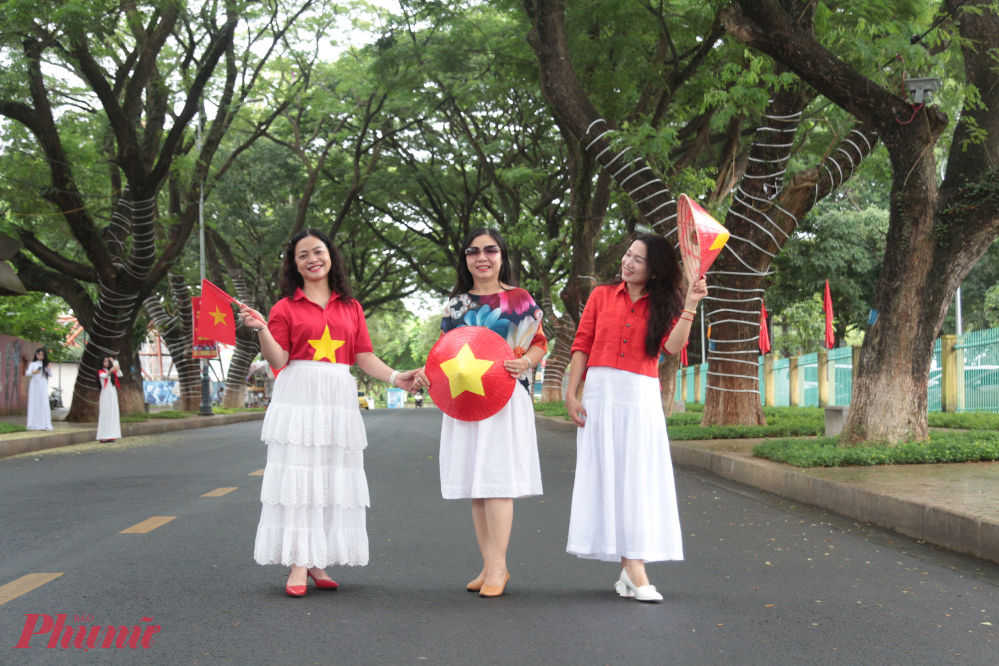 Phố đi bộ Phan Đình Giót trong những ngày này trở thành điểm nhấn đặc biệt. Giữa không gian ngập tràn sắc đỏ sao vàng, hình ảnh những người phụ nữ thướt tha trong tà áo dài trắng tinh khôi hay rực rỡ sắc màu, hào hứng check-in, lưu giữ những khoảnh khắc đẹp đã khiến không gian nơi đây thêm phần duyên dáng, trang trọng. 