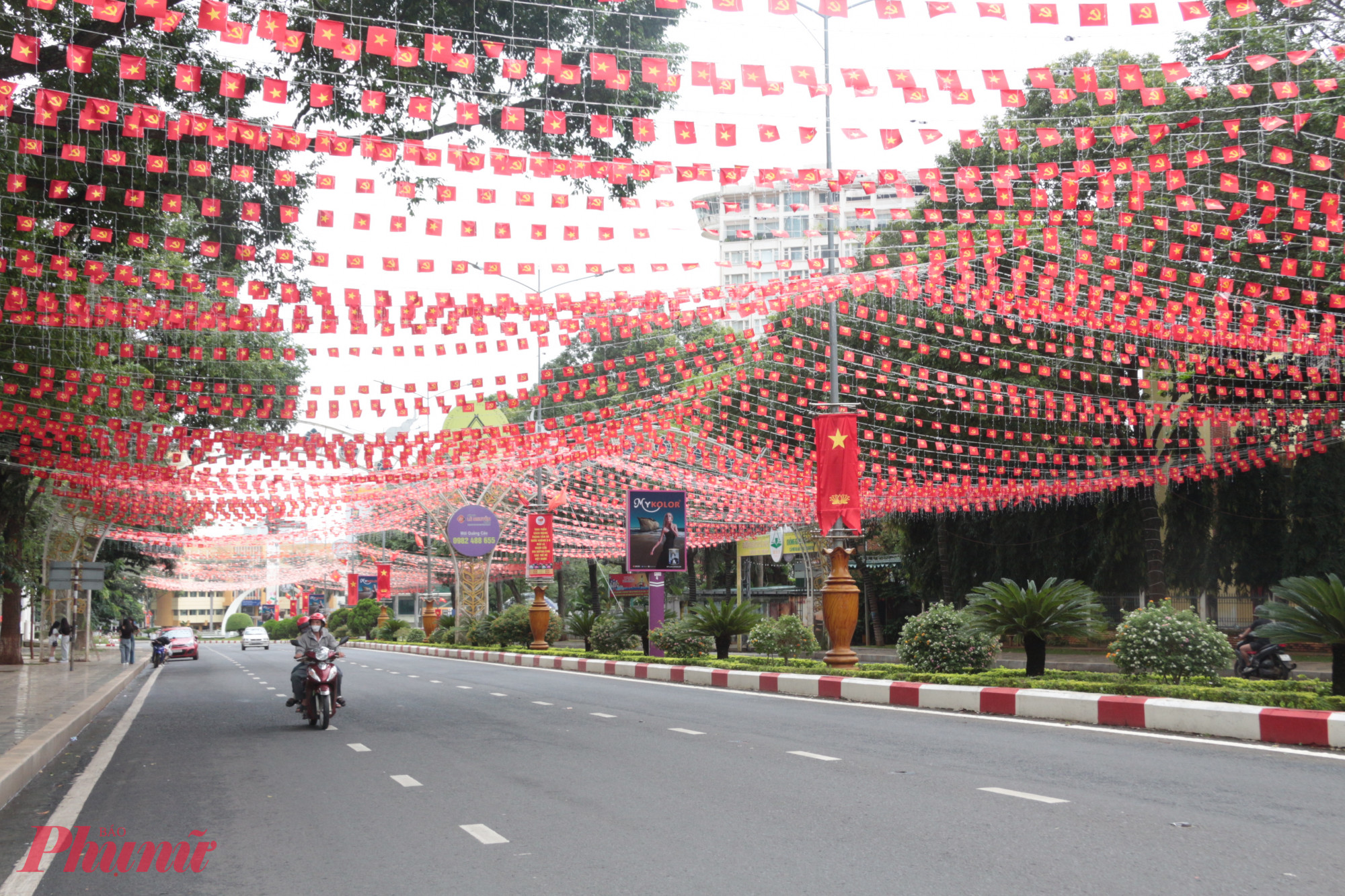 Những ngày cuối tháng Tám, khắp các tuyến đường trên địa bàn phường Buôn Ma Thuột (tỉnh Đắk Lắk) được khoác lên “tấm áo mới” rực rỡ sắc đỏ của cờ Tổ quốc, băng rôn. Không khí hào hùng của những ngày mùa Thu lịch sử như ùa về, lan tỏa niềm tự hào, gợi nhắc mỗi người dân về trang sử vàng của dân tộc trong mùa Thu Cách mạng năm 1945.