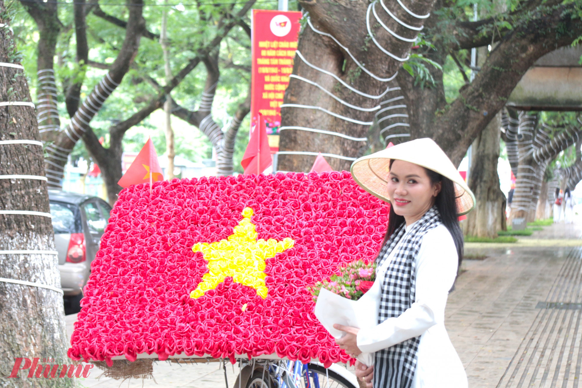 Người dân hào hứng khi được check-in với lá cờ Tổ quốc được dệt bằng hoa hồng. 
