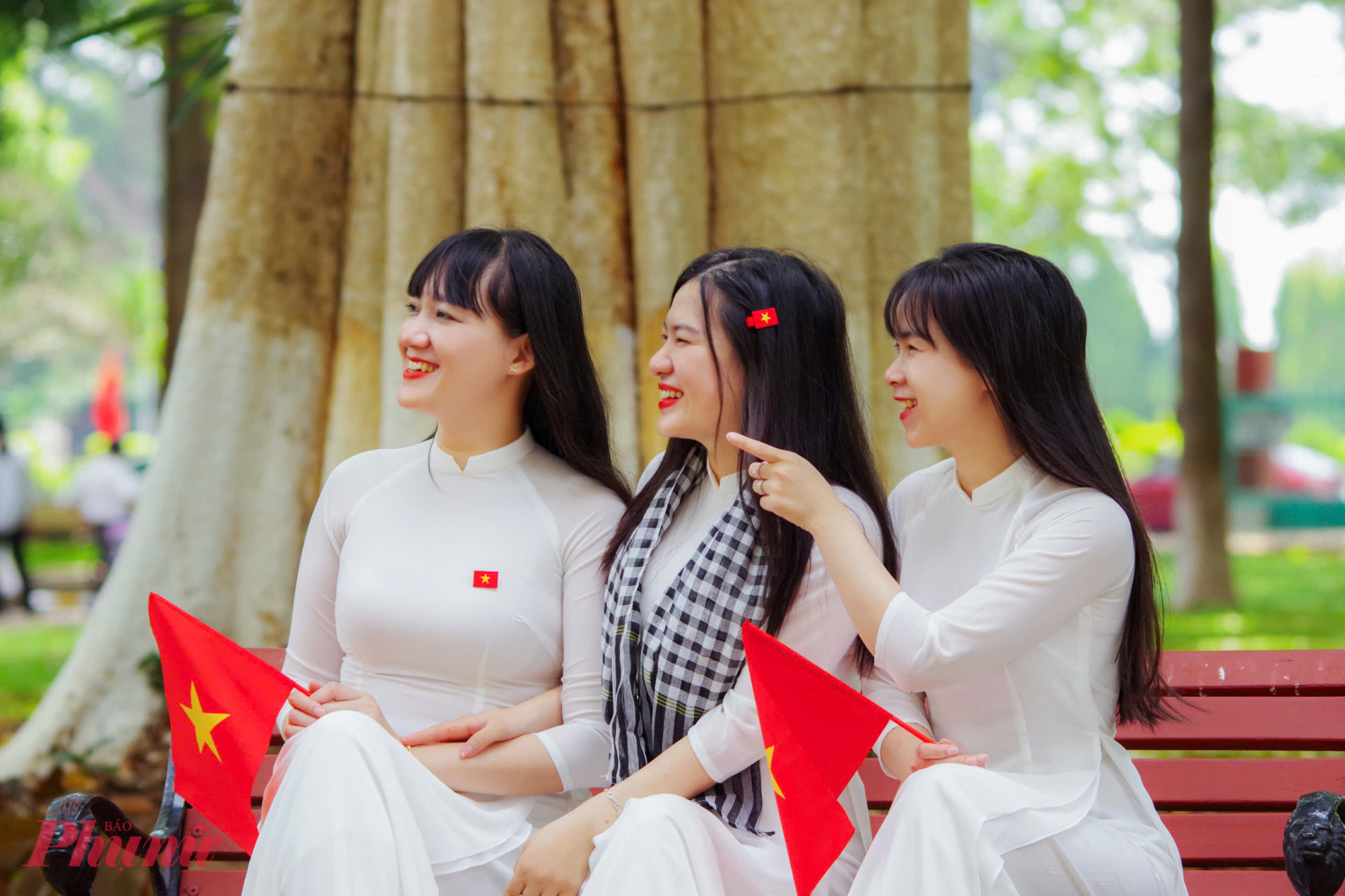 Trong cái se lạnh của tiết trời chuyển mùa, tà áo dài tung bay trong gió hòa cùng màu cờ, sắc hoa đã vẽ nên bức tranh đầy thi vị, gợi cảm giác vừa tự hào, vừa gần gũi, thân thương.